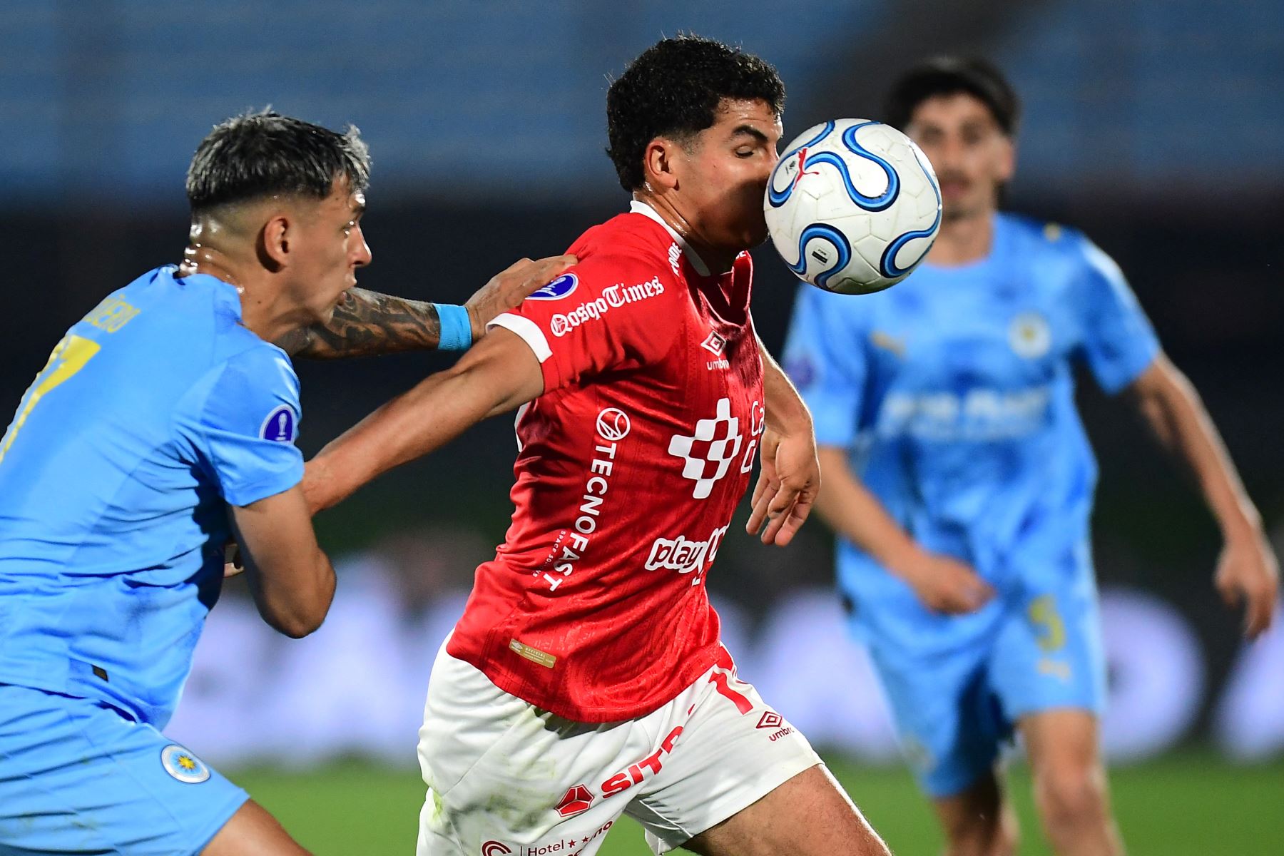 El defensa del Montevideo City Torque, Eduardo Agüero, y el delantero del Cienciano, Matías Succar, disputan el balón durante el partido de vuelta de los cuartos de final de la Copa Sudamericana entre el Torque de Uruguay y el Cienciano de Perú, en el estadio Centenario de Montevideo. Foto: AFP