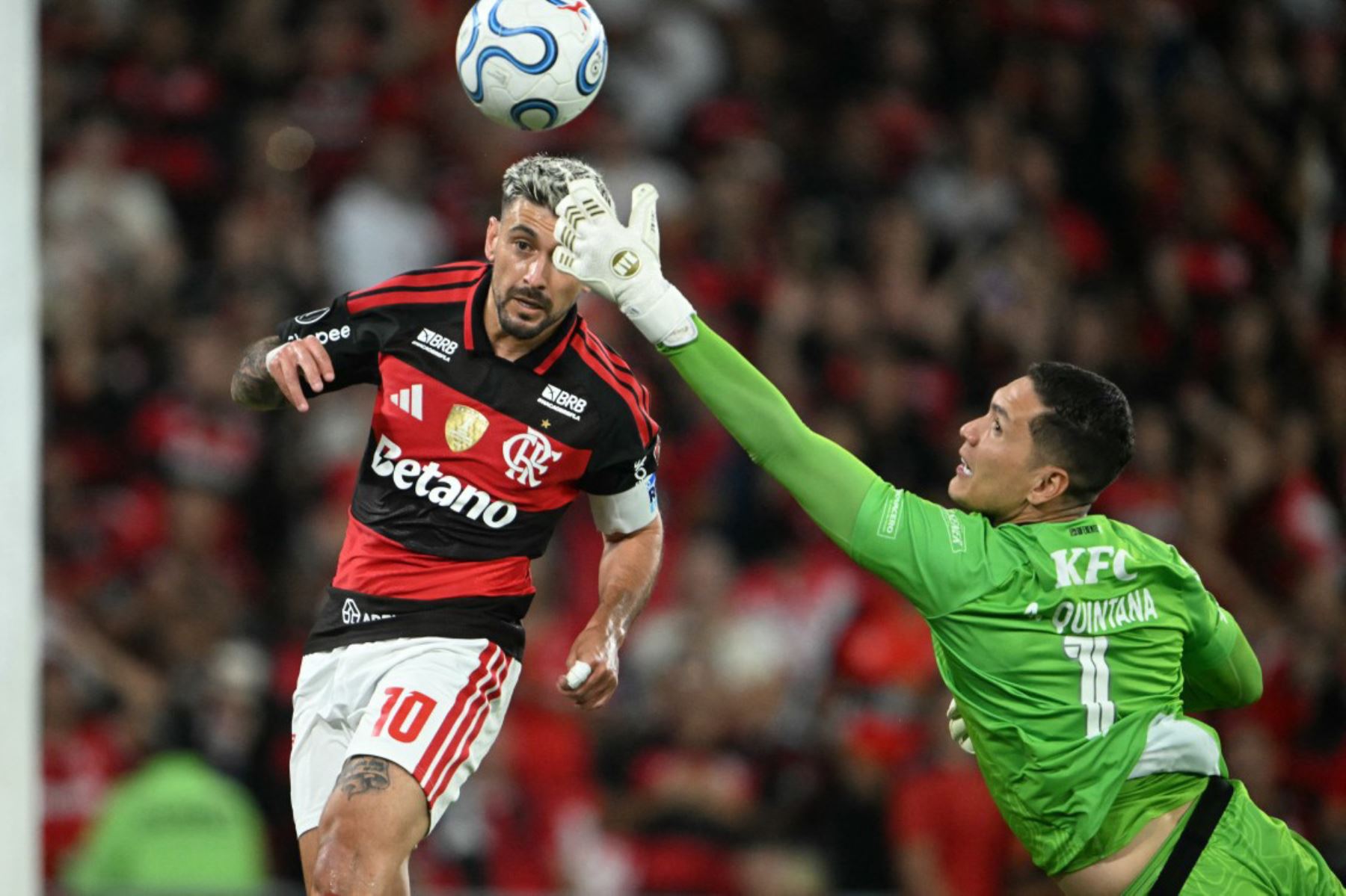 El centrocampista uruguayo del Flamengo, Giorgian de Arrascaeta, marca el primer gol de su equipo durante el partido de vuelta de los cuartos de final de la Copa Libertadores entre el Flamengo de Brasil y el Independiente del Valle de Ecuador, en el estadio Maracaná de Río de Janeiro. Foto: AFP
