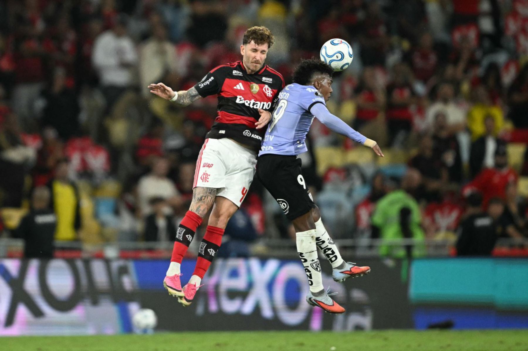 El defensa del Flamengo, Leo Pereira, y el delantero del Independiente del Valle, Djorkaeff Reasco, disputan el balón durante el partido de vuelta de los cuartos de final de la Copa Libertadores entre el Flamengo y el Independiente del Valle en el estadio Maracaná de Río de Janeiro. Foto: AFP