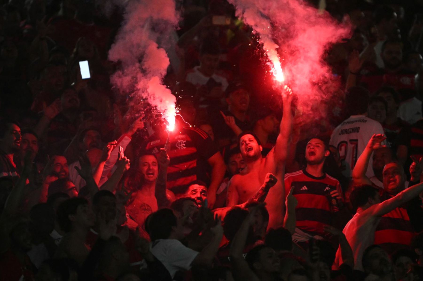 Aficionados del Flamengo celebran al finalizar el partido de vuelta de los cuartos de final de la Copa Libertadores entre el Flamengo de Brasil y el Independiente del Valle de Ecuador, en el estadio Maracaná de Río de Janeiro, Brasil, el 17 de septiembre de 2026. Foto: AFP
