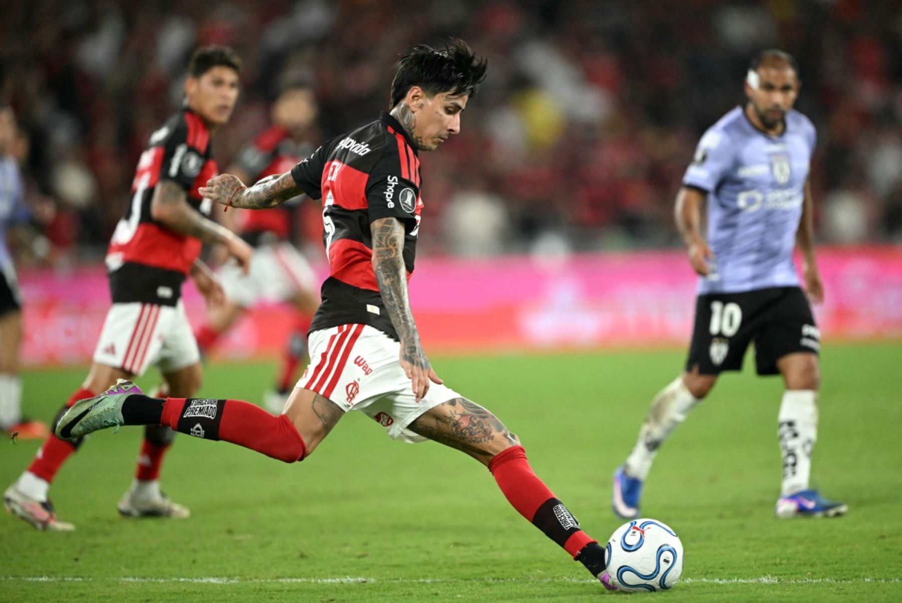 El centrocampista chileno del Flamengo, Erick Pulgar, patea el balón durante el partido de vuelta de los cuartos de final de la Copa Libertadores entre el Flamengo de Brasil y el Independiente del Valle de Ecuador, en el estadio Maracaná de Río de Janeiro, en Brasil. Foto: AFP