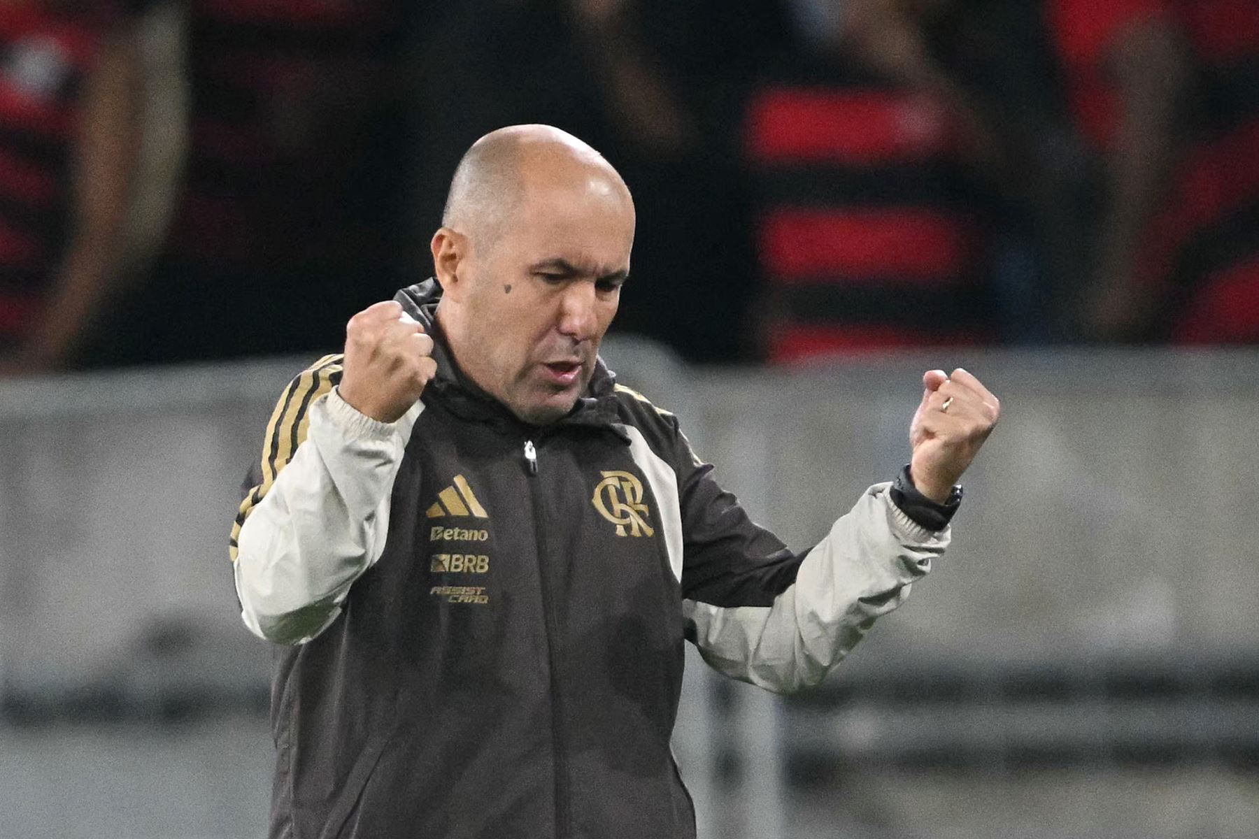 El entrenador portugués del Flamengo, Leonardo Jardim, celebra tras empatar el partido de vuelta de los cuartos de final de la Copa Libertadores entre el Flamengo de Brasil y el Independiente del Valle de Ecuador, disputado en el estadio Maracaná de Río de Janeiro, en Brasil. Foto: AFP