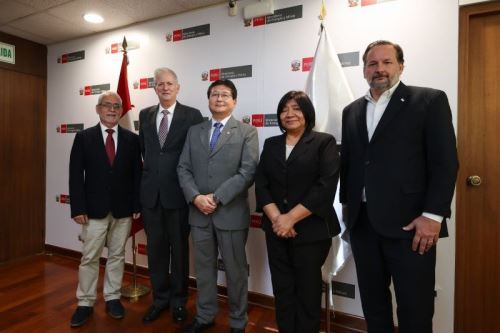 Ministro de Energía y Minas, Guillermo Shinno, se reunió con ejecutivos de la empresa de hidrocarburos Anadarko.  ANDINA/Difusión