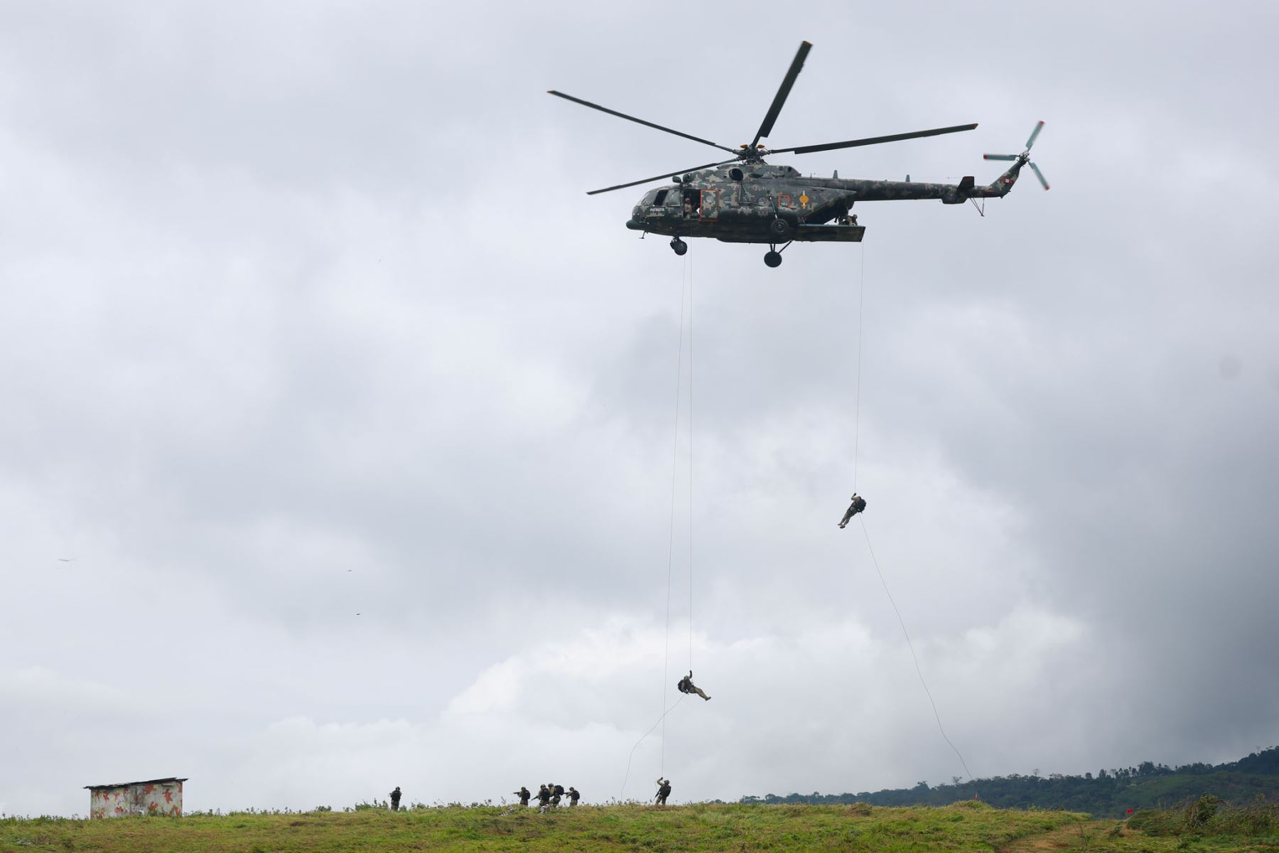 La demostración incluyó operaciones aéreas como parte del ejercicio realizado en El Sauce, Tarapoto, durante la clausura de Vanguardia Sur 2026. Foto: ANDINA/Lino Chipana.