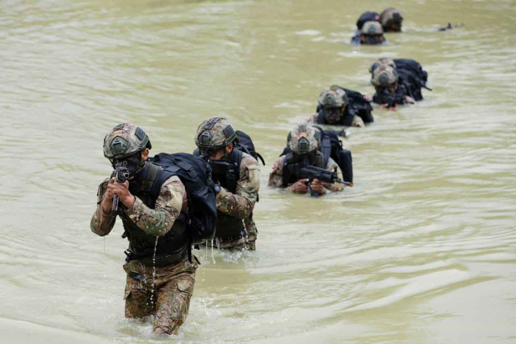 El Ejército realizó una operación anfibia que simuló una incursión para neutralizar al líder de una organización criminal transnacional. Foto: ANDINA/Difusión.