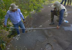 Especialistas de la UPAO y de la Dirección de Cultura de Piura iniciaron acciones de conservación para proteger los petroglifos de Samanga, ubicado en la provincia de Ayabaca, región Piura. ANDINA/Difusión