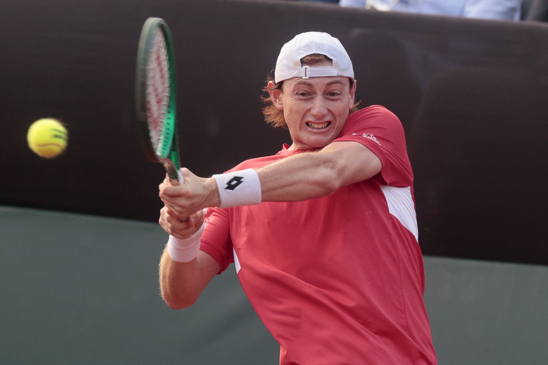 Tras una intensa batalla de 3 horas y 9 minutos, el tenista peruano Ignacio Buse derrotó al paraguayo Hernando Escurra y le dio a Perú su primer punto en la serie de la Copa Davis, correspondiente al Grupo Mundial I. En un encuentro marcado por la paridad y la resistencia de ambos jugadores, Buse se impuso por 7-6(4), 4-6 y 7-5, luego de un disputado tercer set que definió el triunfo nacional. Foto: ANDINA/Vidal Tarqui