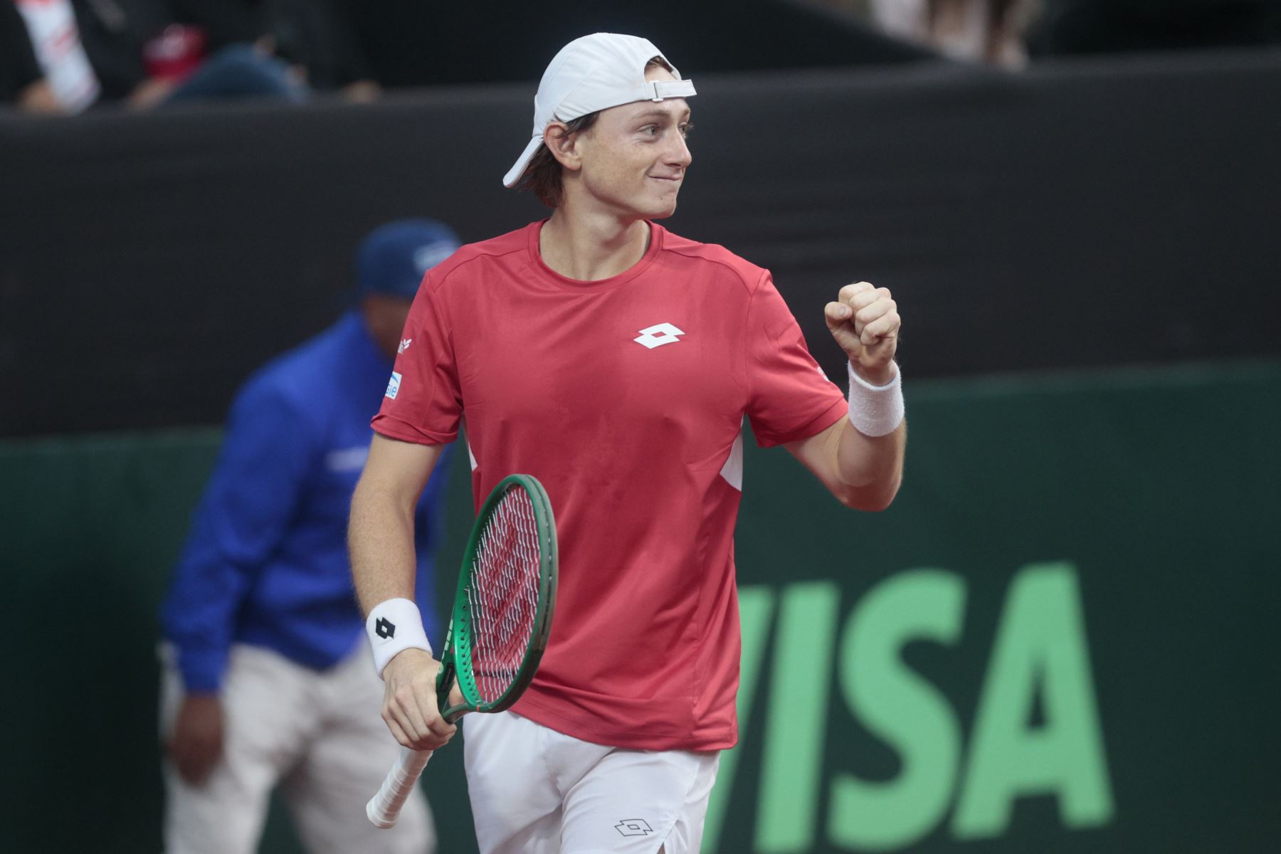 Tras una intensa batalla de 3 horas y 9 minutos, el tenista peruano Ignacio Buse derrotó al paraguayo Hernando Escurra y le dio a Perú su primer punto en la serie de la Copa Davis, correspondiente al Grupo Mundial I. En un encuentro marcado por la paridad y la resistencia de ambos jugadores, Buse se impuso por 7-6(4), 4-6 y 7-5, luego de un disputado tercer set que definió el triunfo nacional. Foto: ANDINA/Vidal Tarqui