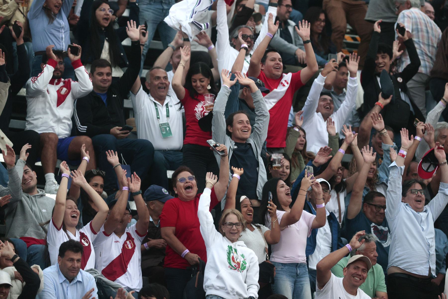 Tras una intensa batalla de 3 horas y 9 minutos, el tenista peruano Ignacio Buse derrotó al paraguayo Hernando Escurra y le dio a Perú su primer punto en la serie de la Copa Davis, correspondiente al Grupo Mundial I. En un encuentro marcado por la paridad y la resistencia de ambos jugadores, Buse se impuso por 7-6(4), 4-6 y 7-5, luego de un disputado tercer set que definió el triunfo nacional. Foto: ANDINA/Vidal Tarqui