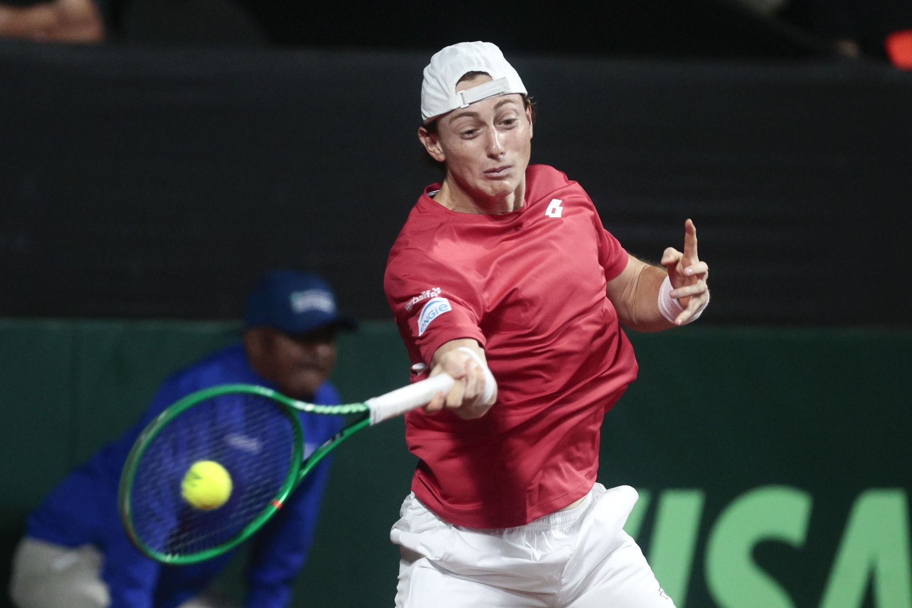 Tras una intensa batalla de 3 horas y 9 minutos, el tenista peruano Ignacio Buse derrotó al paraguayo Hernando Escurra y le dio a Perú su primer punto en la serie de la Copa Davis, correspondiente al Grupo Mundial I. En un encuentro marcado por la paridad y la resistencia de ambos jugadores, Buse se impuso por 7-6(4), 4-6 y 7-5, luego de un disputado tercer set que definió el triunfo nacional. Foto: ANDINA/Vidal Tarqui
