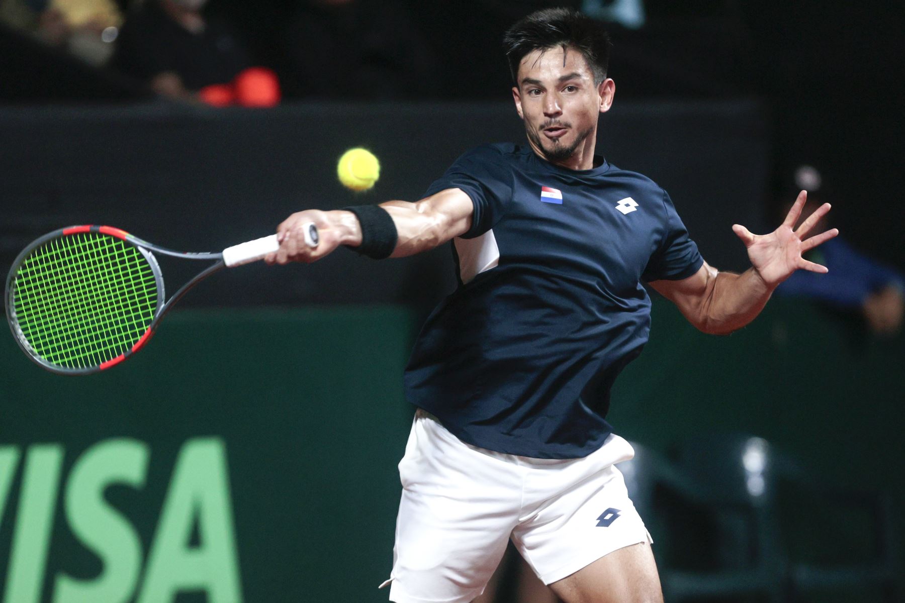 Tras una intensa batalla de 3 horas y 9 minutos, el tenista peruano Ignacio Buse derrotó al paraguayo Hernando Escurra y le dio a Perú su primer punto en la serie de la Copa Davis, correspondiente al Grupo Mundial I. En un encuentro marcado por la paridad y la resistencia de ambos jugadores, Buse se impuso por 7-6(4), 4-6 y 7-5, luego de un disputado tercer set que definió el triunfo nacional. Foto: ANDINA/Vidal Tarqui