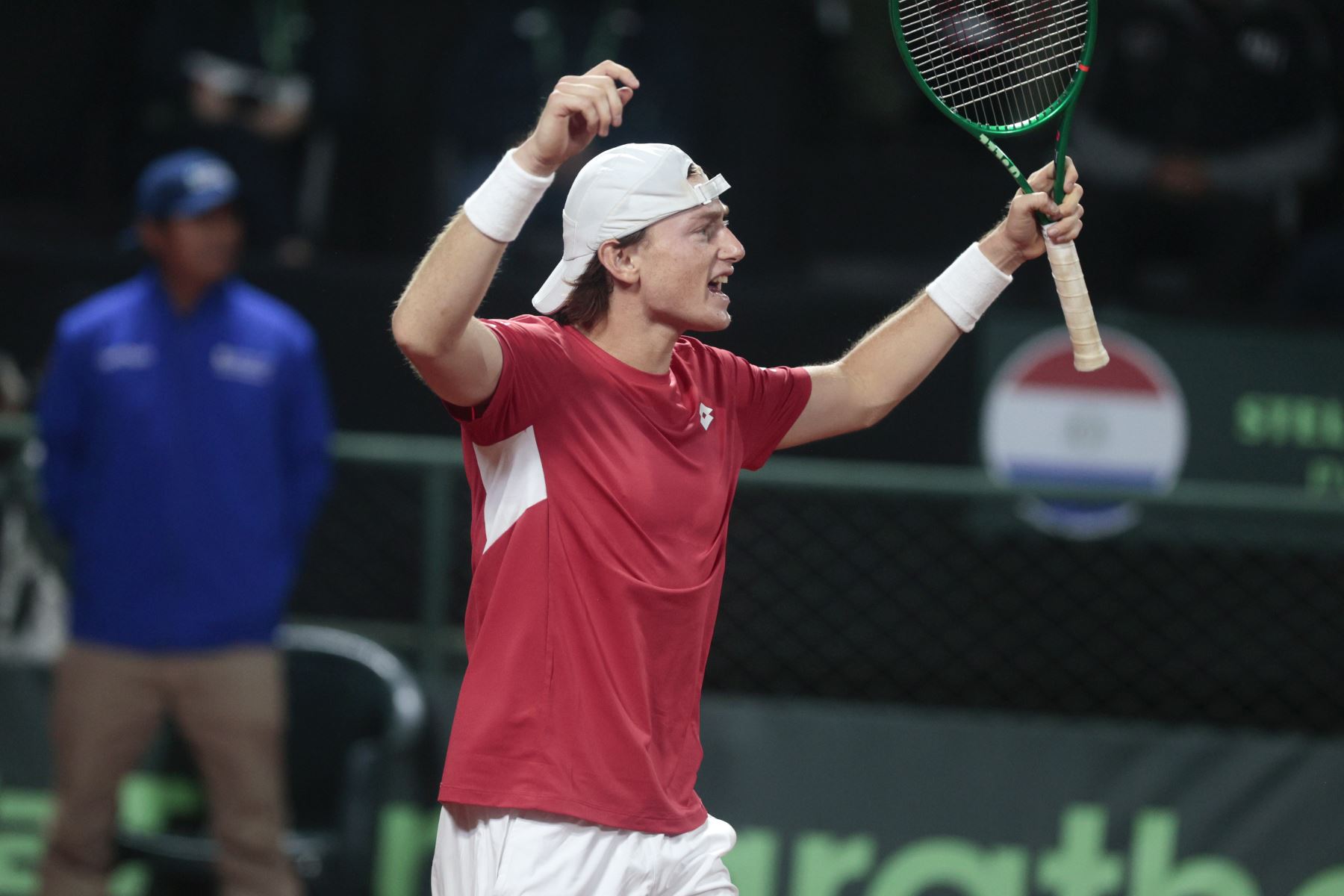 Tras una intensa batalla de 3 horas y 9 minutos, el tenista peruano Ignacio Buse derrotó al paraguayo Hernando Escurra y le dio a Perú su primer punto en la serie de la Copa Davis, correspondiente al Grupo Mundial I. En un encuentro marcado por la paridad y la resistencia de ambos jugadores, Buse se impuso por 7-6(4), 4-6 y 7-5, luego de un disputado tercer set que definió el triunfo nacional. Foto: ANDINA/Vidal Tarqui