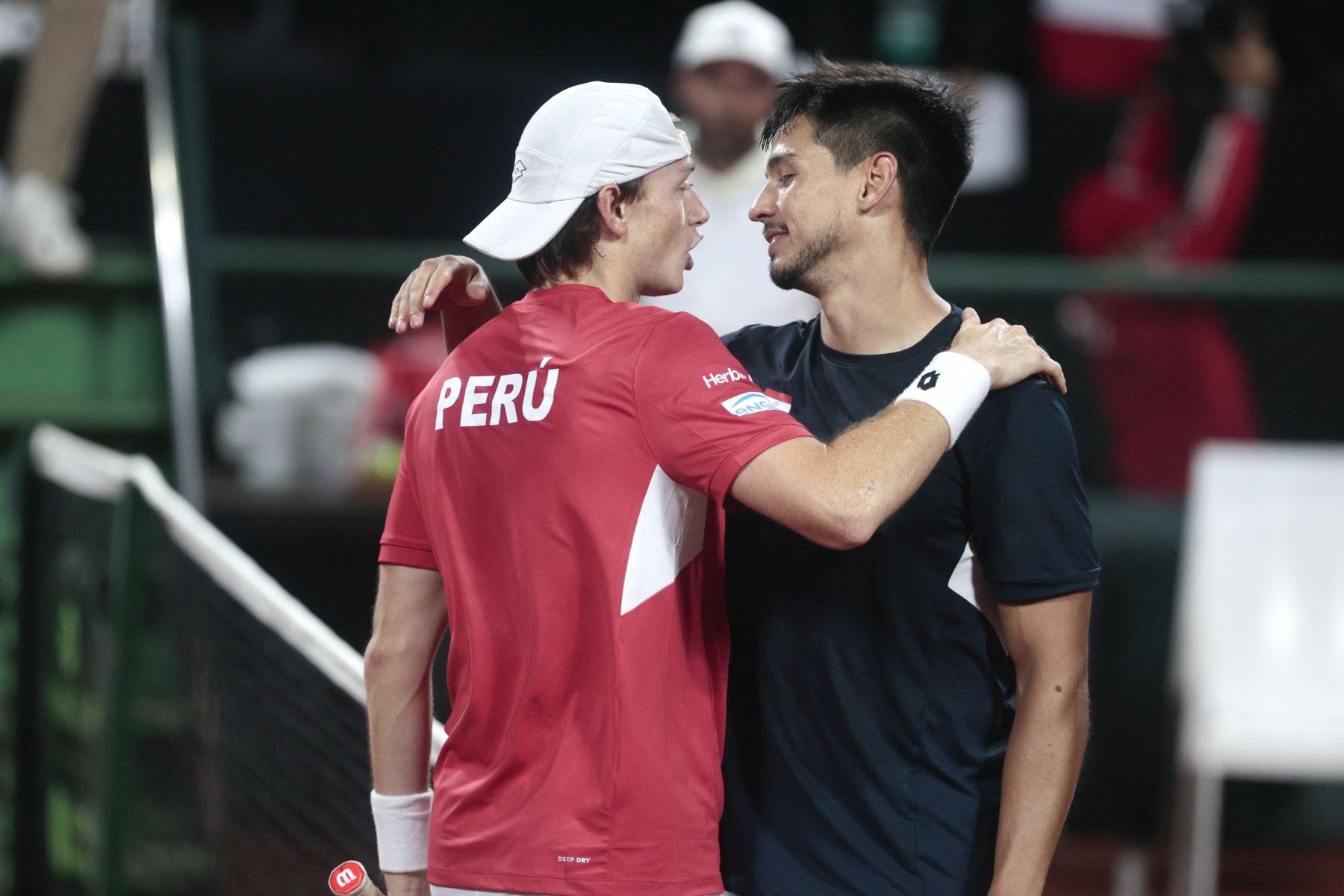 Tras una intensa batalla de 3 horas y 9 minutos, el tenista peruano Ignacio Buse derrotó al paraguayo Hernando Escurra y le dio a Perú su primer punto en la serie de la Copa Davis, correspondiente al Grupo Mundial I. En un encuentro marcado por la paridad y la resistencia de ambos jugadores, Buse se impuso por 7-6(4), 4-6 y 7-5, luego de un disputado tercer set que definió el triunfo nacional. Foto: ANDINA/Vidal Tarqui