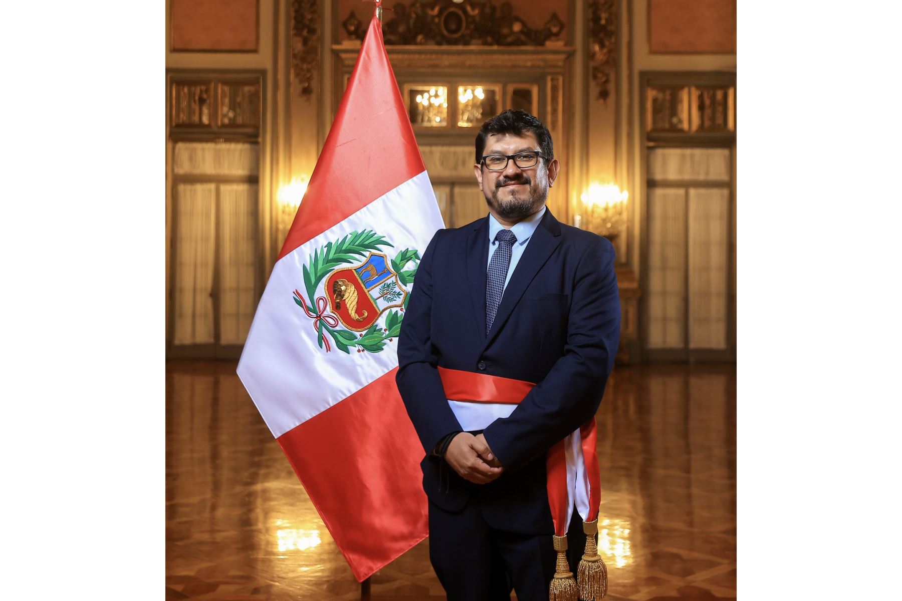 Presidenta Keiko Fujimori tomó juramento a nuevo ministro de Transportes y Comunicaciones, José Angello Tangherlini Casal. Foto: Presidencia