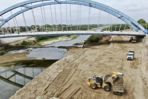 El ministro Marco Vinelli informó que hay un avance del 56% en la descolmatación del río Piura. Foto: Midagri