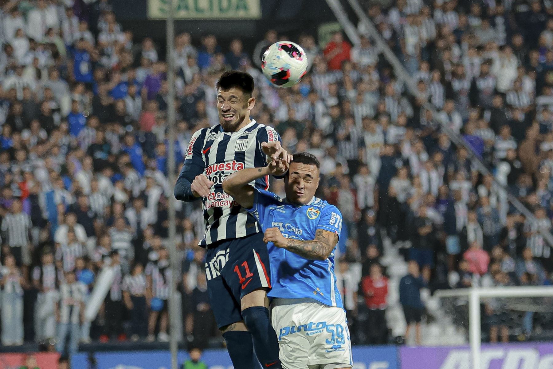 Alianza Lima volvió al triunfo en el Torneo Clausura tras imponerse por 2-0 a ADT de Tarma en el estadio Alejandro Villanueva. Marco Huamán abrió el marcador a los 44 minutos, mientras que Eryc Castillo amplió la ventaja apenas iniciado el segundo tiempo, a los 46’. Con este resultado, el cuadro blanquiazul sumó tres puntos en la décima fecha del campeonato. Foto: Liga 1
