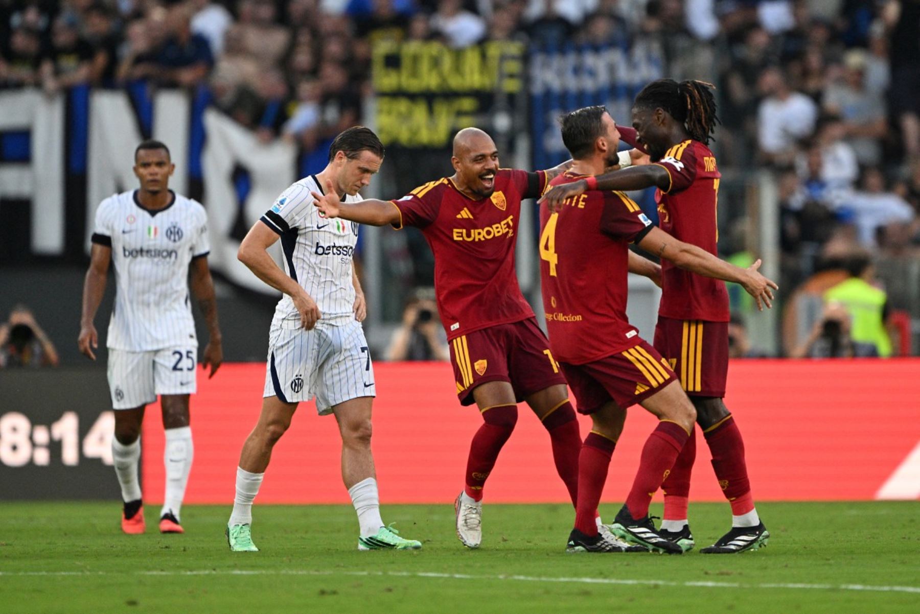 El centrocampista francés de la Roma, Manu Koné (n.º 17, a la derecha), celebra su segundo gol con sus compañeros durante el partido de la Serie A italiana de fútbol entre la AS Roma y el Inter de Milán en el Estadio Olímpico de Roma.
 Photo: AFP