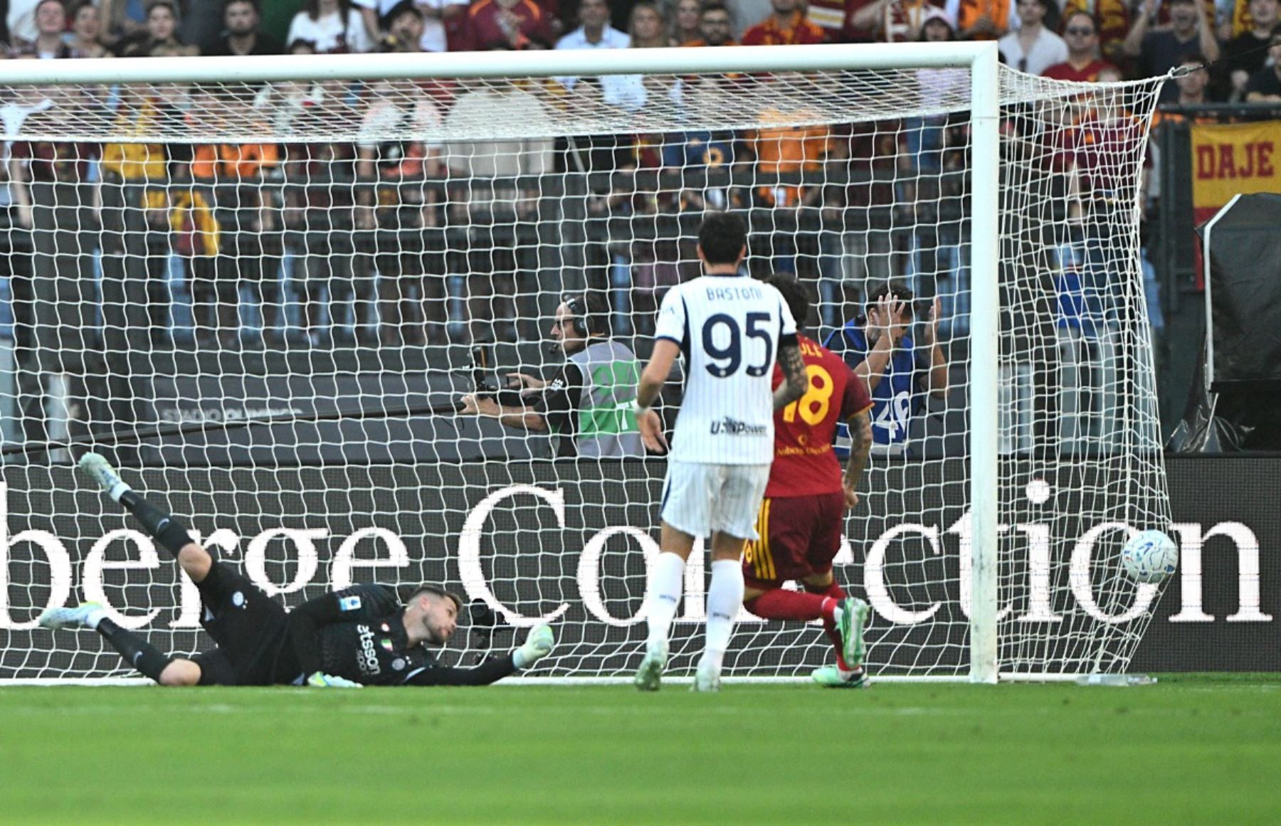 El portero español del Inter de Milán, Josep Martínez (n.º 1, a la izquierda), no logra detener un disparo del centrocampista francés de la Roma, Manu Koné (n.º 17, fuera de plano), durante el partido de la Serie A italiana de fútbol entre la AS Roma y el Inter en el Estadio Olímpico de Roma.
Foto: AFP