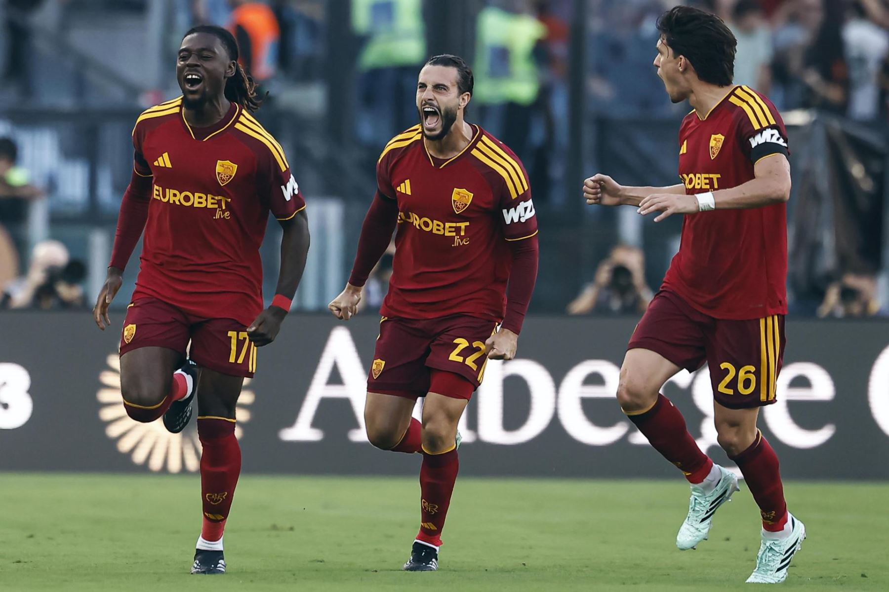 Kouadio Koné, de la Roma (izq.), celebra con sus compañeros tras marcar el gol del 1-0 durante el partido de la Serie A italiana entre la AS Roma y el FC Internazionale Milano, en Roma, Italia.
 Foto: EFE