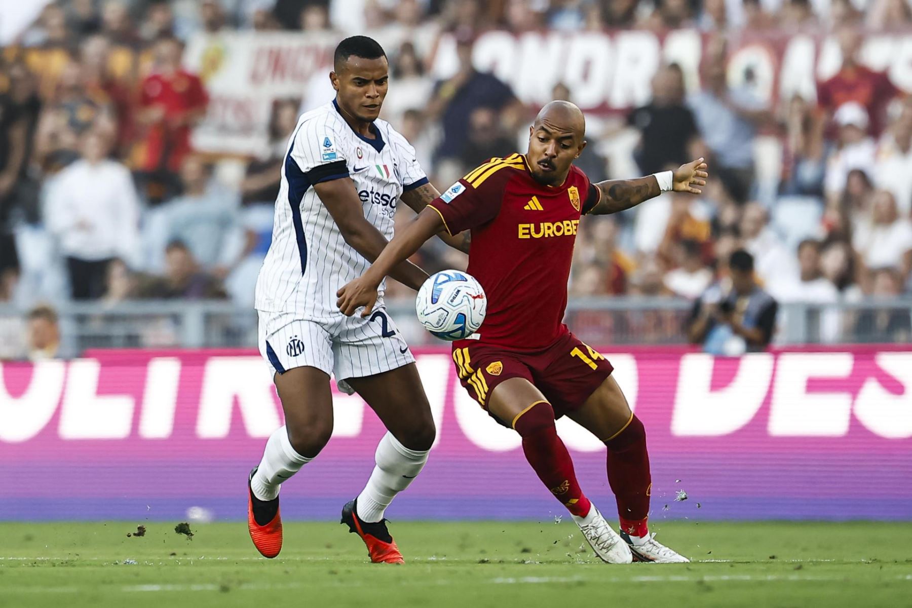 Manuel Akanji, del Inter (izq.), y Donyell Malen, de la Roma, en acción durante el partido de la Serie A italiana de fútbol entre la AS Roma y el FC Internazionale Milano, en Roma, Italia.
 Foto: AFP