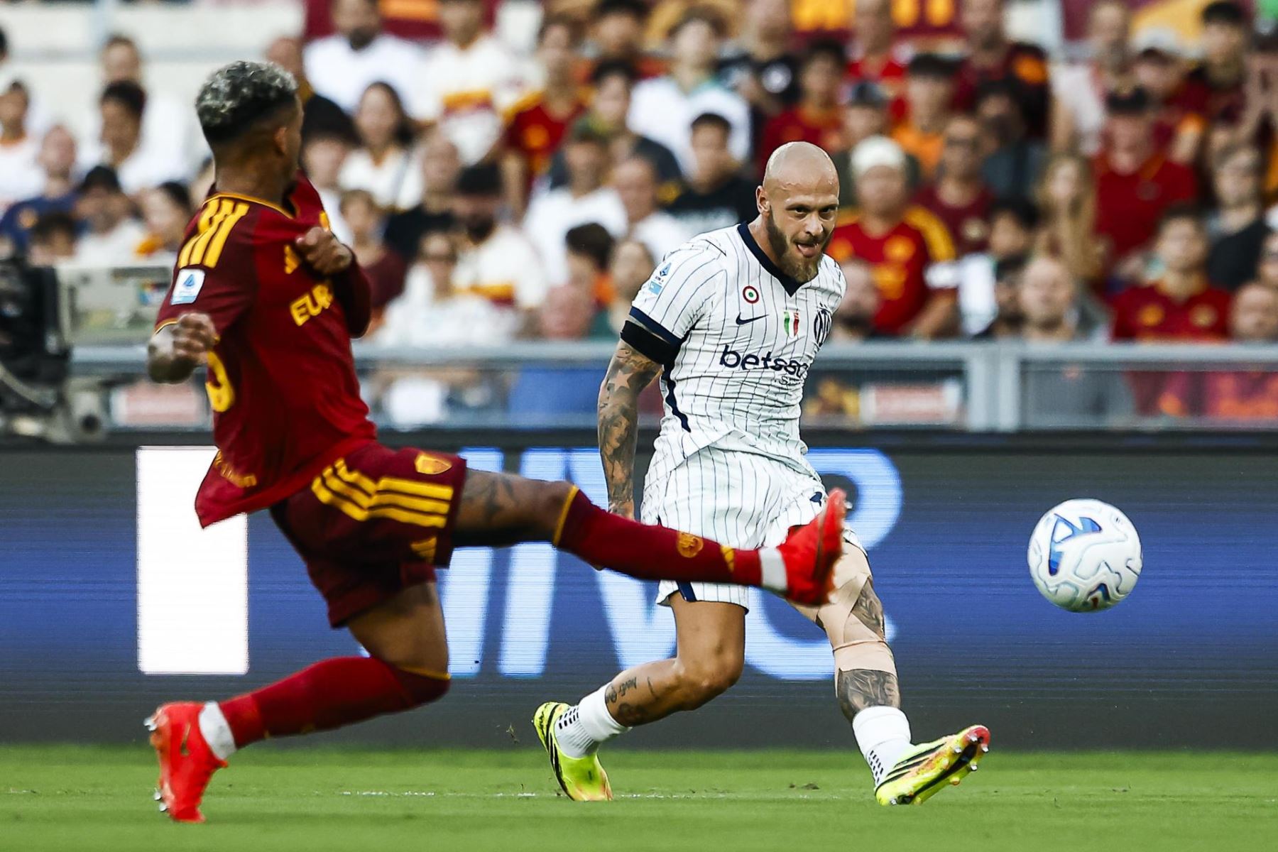 Wesley Franca, de la Roma (izq.), y Federico Dimarco, del Inter, en acción durante el partido de la Serie A italiana de fútbol entre la AS Roma y el FC Internazionale Milano, en Roma, Italia.
 Foto: EFE