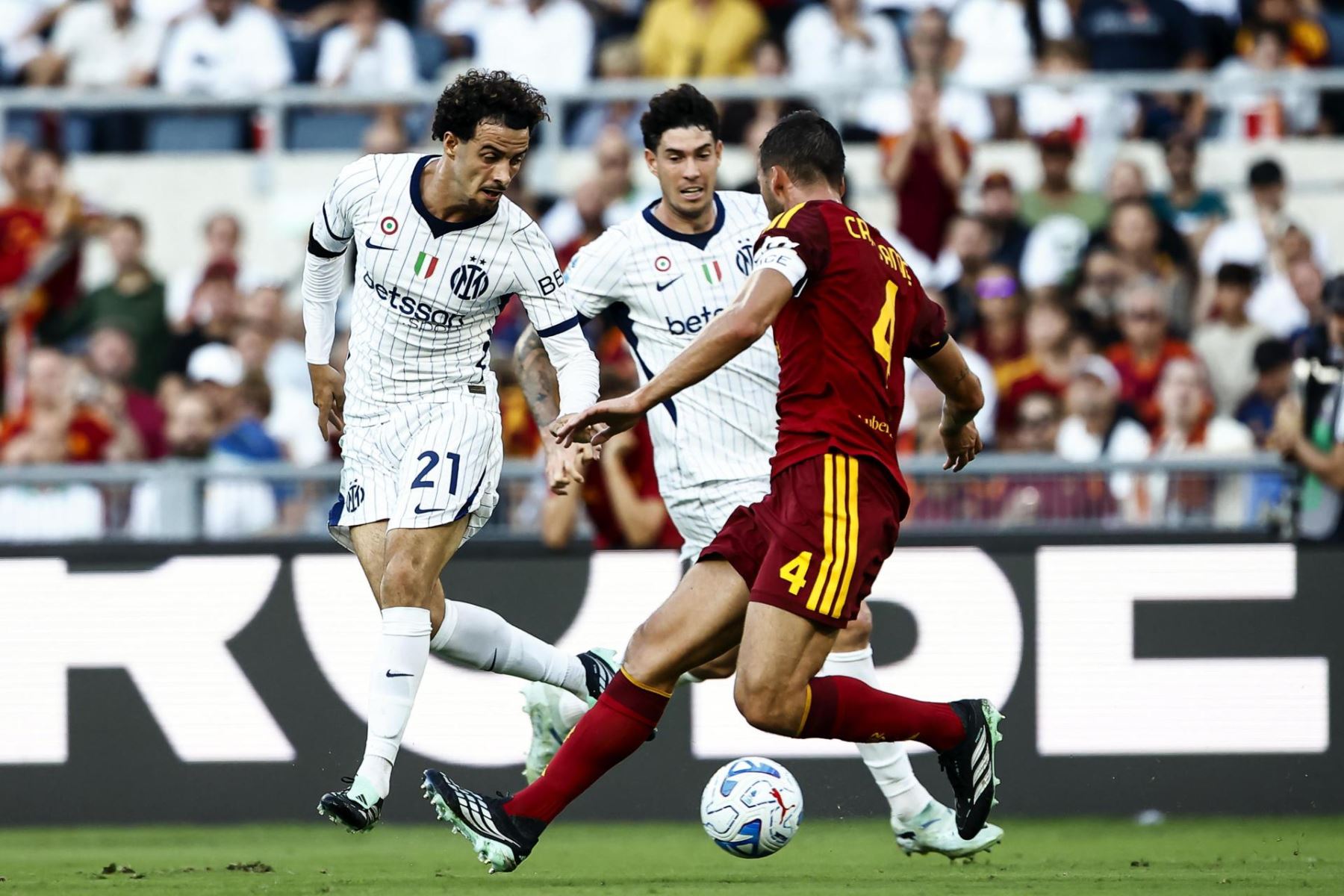 Curtis Jones, del Inter (izq.), y Bryan Cristante, de la Roma, en acción durante el partido de la Serie A italiana entre la AS Roma y el FC Internazionale Milano, en Roma, Italia.
 Foto: EFE