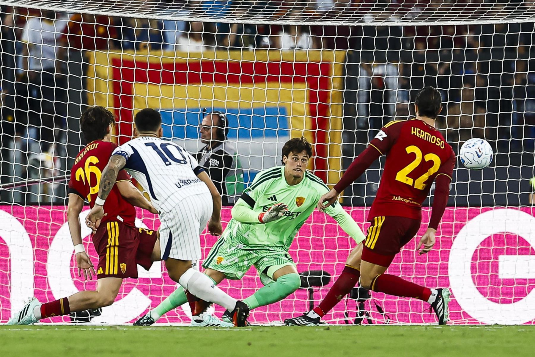 Lautaro Martínez (izq.), del Inter, marca el gol del 2-1 durante el partido de la Serie A italiana de fútbol entre la AS Roma y el FC Internazionale Milano, en Roma, Italia, el 19 de septiembre de 2026. Foto: EFE