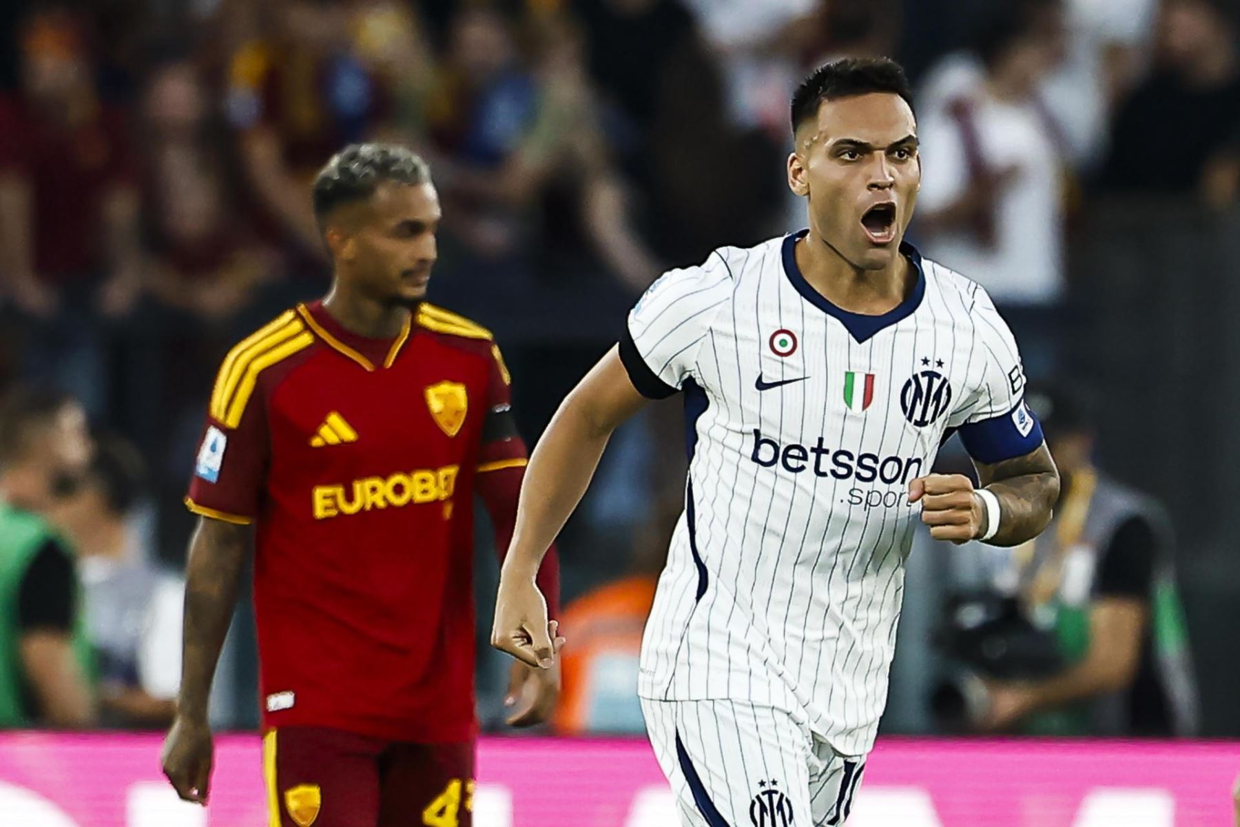 Lautaro Martínez, del Inter, celebra tras marcar el gol del 2-1 durante el partido de la Serie A italiana de fútbol entre la AS Roma y el FC Internazionale Milano, en Roma, Italia.
Foto: EFE