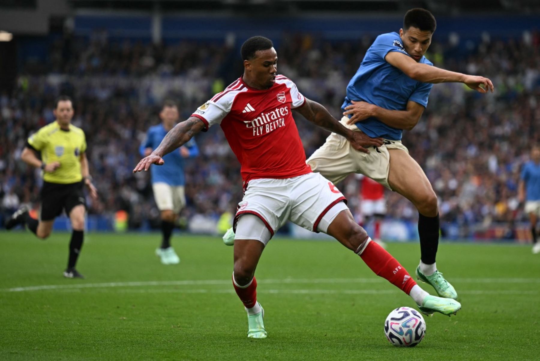 El defensa brasileño del Arsenal, Gabriel Magalhaes (n.º 6), disputa el balón con el centrocampista paraguayo del Brighton, Diego Gómez (n.º 25), durante el partido de la Premier League inglesa entre el Brighton & Hove Albion y el Arsenal en el American Express Community Stadium de Brighton, en el sur de Inglaterra. Foto: AFP