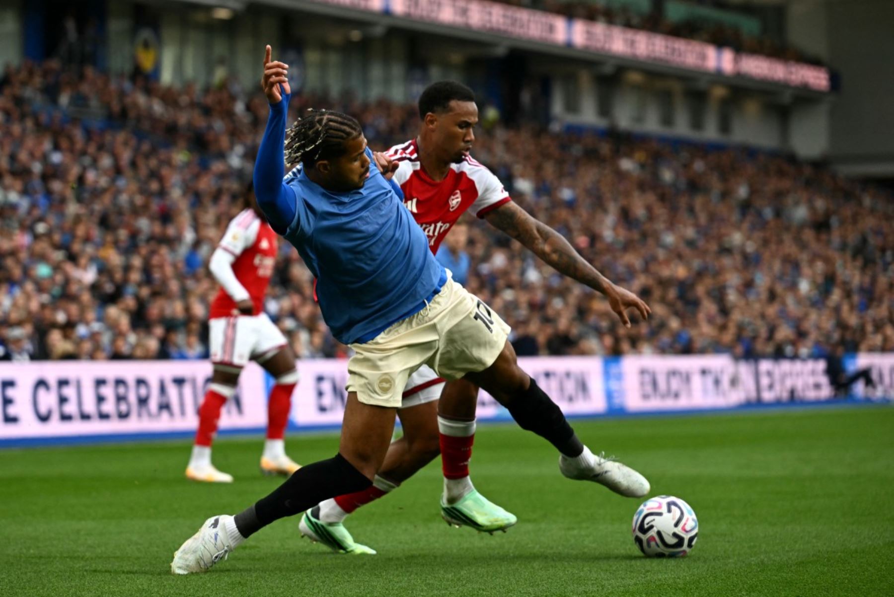 El centrocampista francés del Brighton, Georginio Rutter (n.º 10), lucha por el balón con el defensa brasileño del Arsenal, Gabriel Magalhães (n.º 6), durante el partido de la Premier League inglesa entre el Brighton & Hove Albion y el Arsenal en el American Express Community Stadium de Brighton, en el sur de Inglaterra.
 Foto: AFP