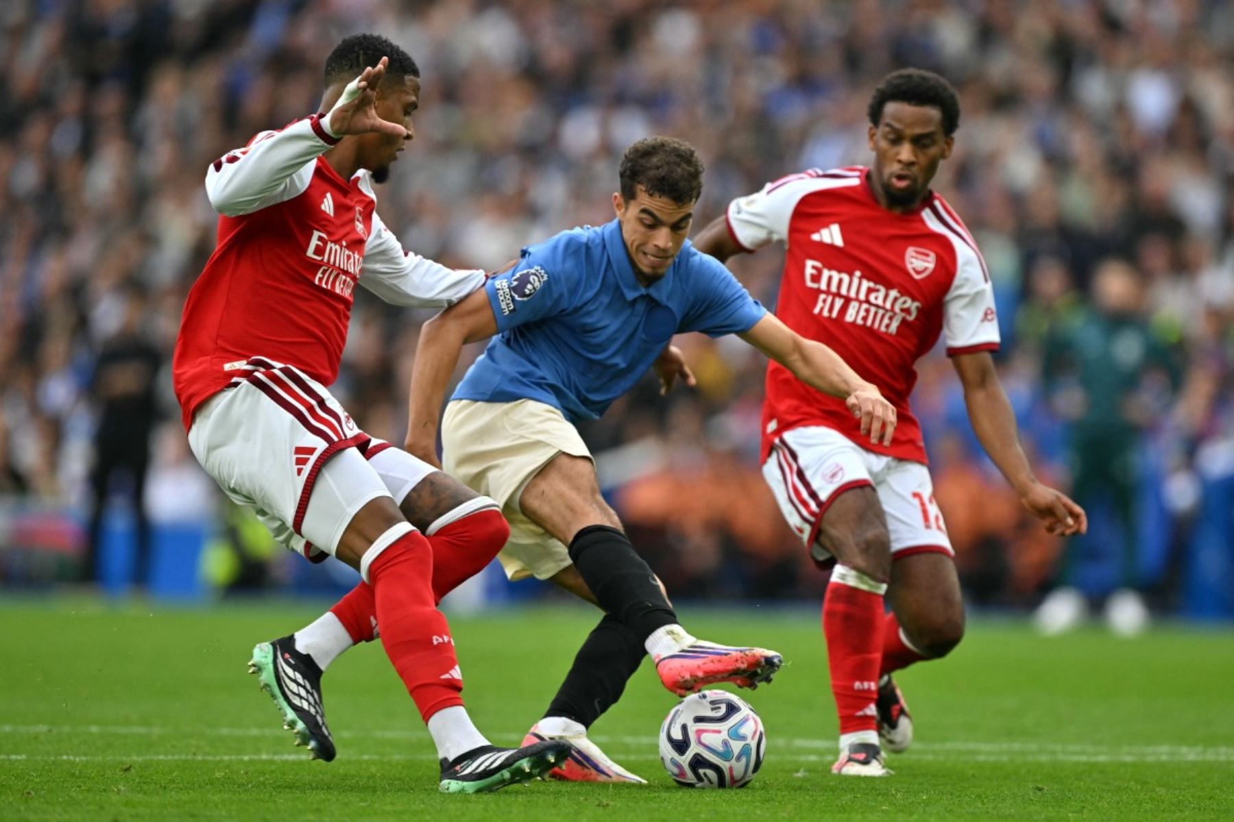 El centrocampista sueco del Brighton, Yasin Ayari (n.º 26), controla el balón durante el partido de la Premier League inglesa entre el Brighton & Hove Albion y el Arsenal en el American Express Community Stadium de Brighton, en el sur de Inglaterra.
Foto: AFP