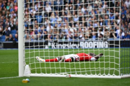 el Arsenal perdió su invicto y el liderato de la Premier League tras caer goleado por 3-0 ante el Brighton