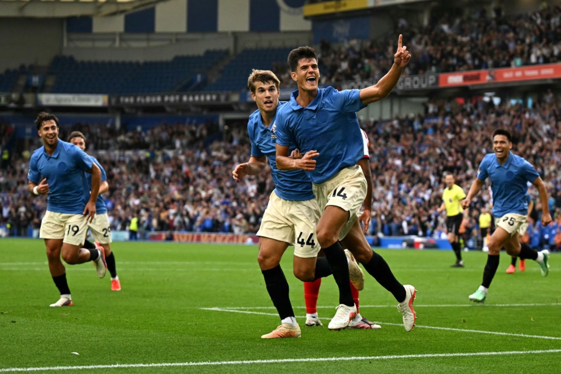 El centrocampista español del Brighton, Chema Andrés (n.º 14), celebra el tercer gol de su equipo durante el partido de la Premier League inglesa entre el Brighton & Hove Albion y el Arsenal en el American Express Community Stadium de Brighton, en el sur de Inglaterra.
Foto: AFP