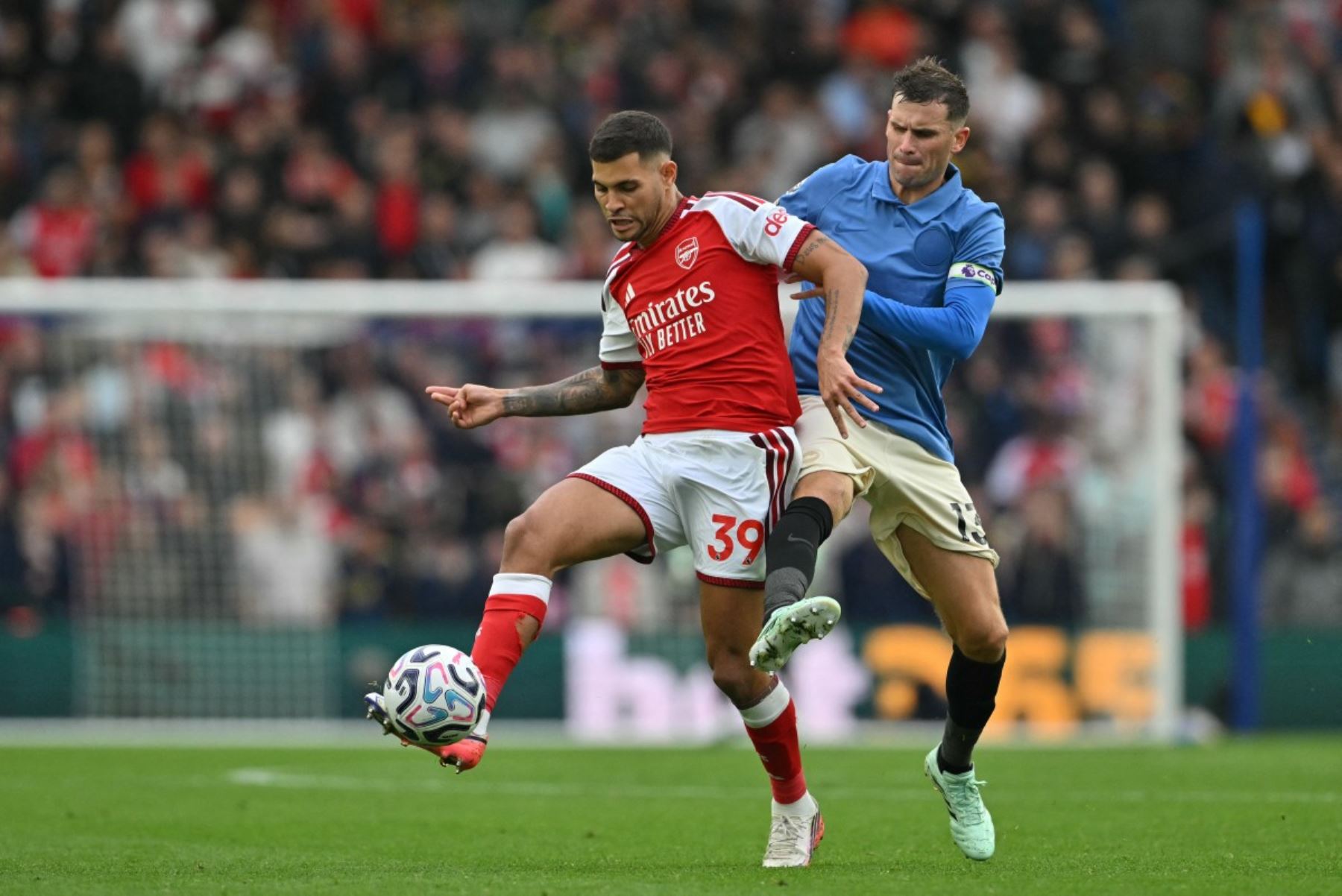 El centrocampista brasileño del Arsenal, Bruno Guimarães (n.º 39), lucha por el balón con el centrocampista alemán del Brighton, Pascal Gross (n.º 13), durante el partido de la Premier League inglesa entre el Brighton & Hove Albion y el Arsenal en el American Express Community Stadium de Brighton, en el sur de Inglaterra.
 Foto: AFP