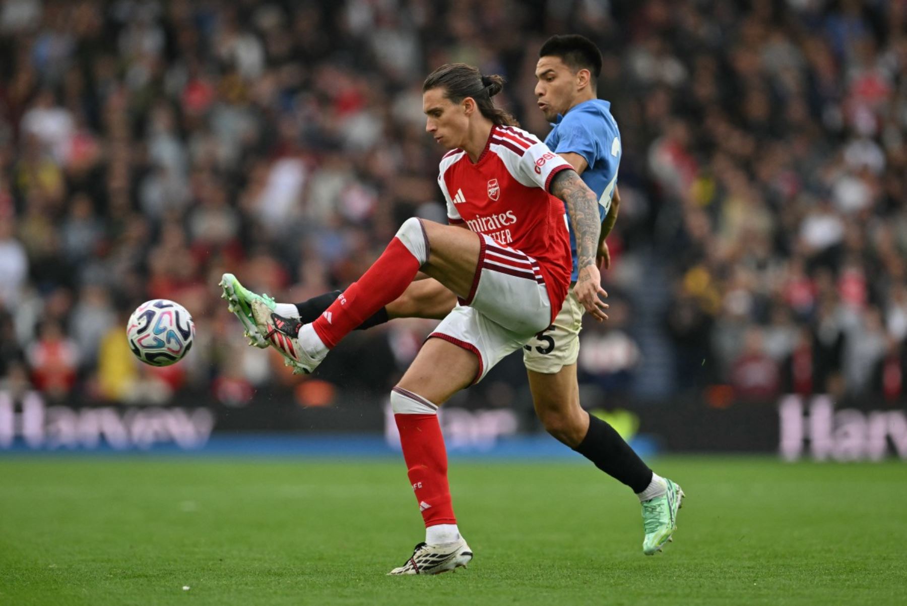 El defensa italiano del Arsenal, Riccardo Calafiori (n.º 33), disputa el balón con el centrocampista paraguayo del Brighton, Diego Gómez (n.º 25), durante el partido de la Premier League inglesa entre el Brighton & Hove Albion y el Arsenal en el American Express Community Stadium de Brighton.
Foto: AFP