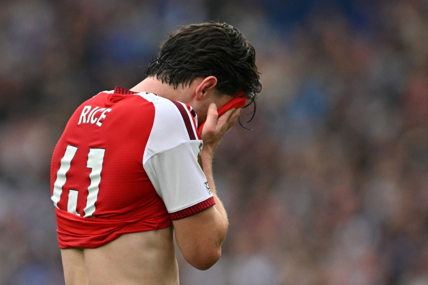 El centrocampista inglés del Arsenal, Declan Rice (n.º 41), reacciona durante el partido de la Premier League inglesa entre el Brighton & Hove Albion y el Arsenal en el American Express Community Stadium de Brighton, en el sur de Inglaterra.
Foto: AFP
