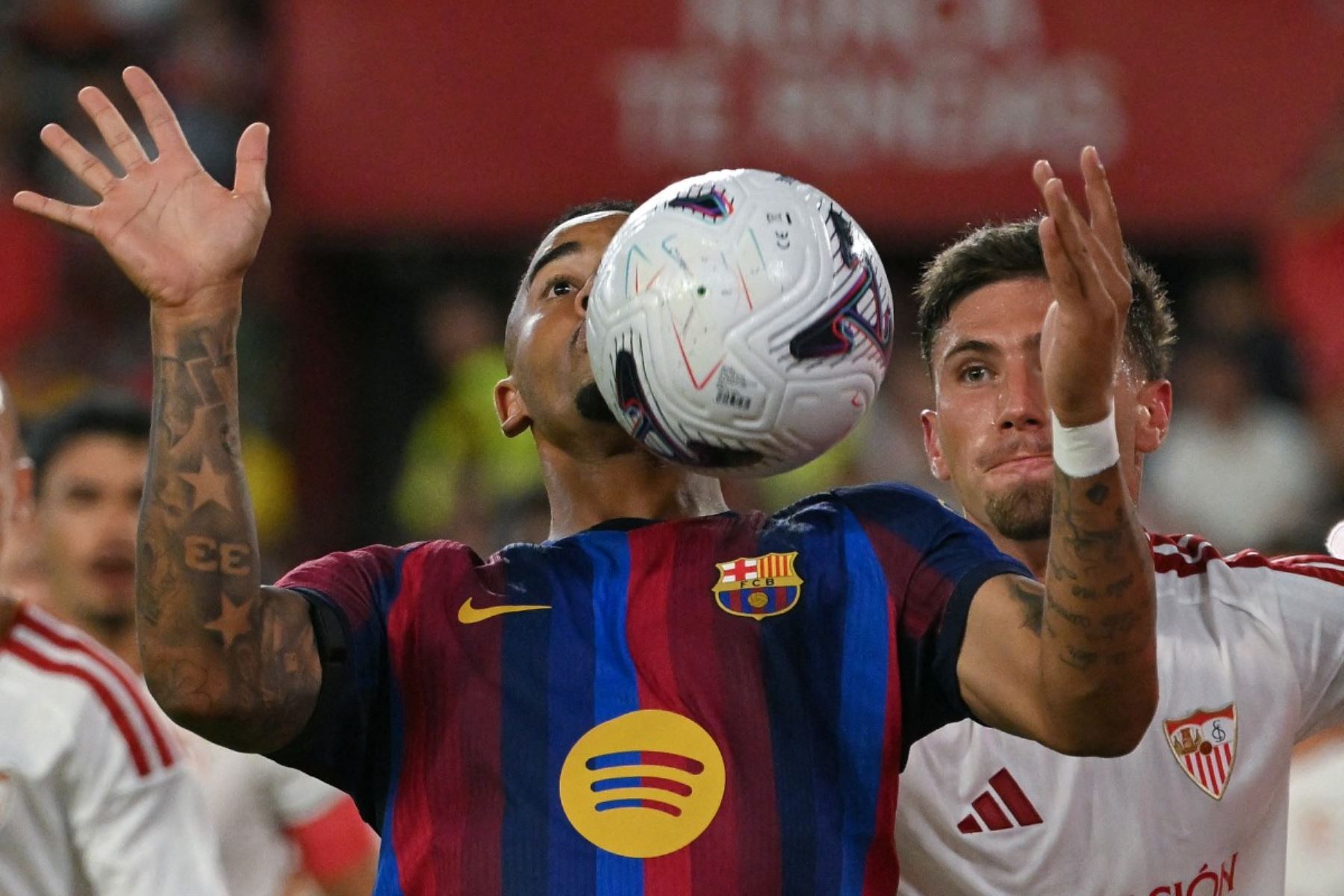 El delantero brasileño del Barcelona, ​​Gabriel Jesus (izq.), y el defensa español del Sevilla, José Ángel Carmona, disputó el balón durante el partido de la liga española entre el Sevilla FC y el FC Barcelona en el estadio Ramón Sánchez Pizjuán de Sevilla, el 19 de septiembre de 2026. (Foto de Jorge Guerrero / AFP)