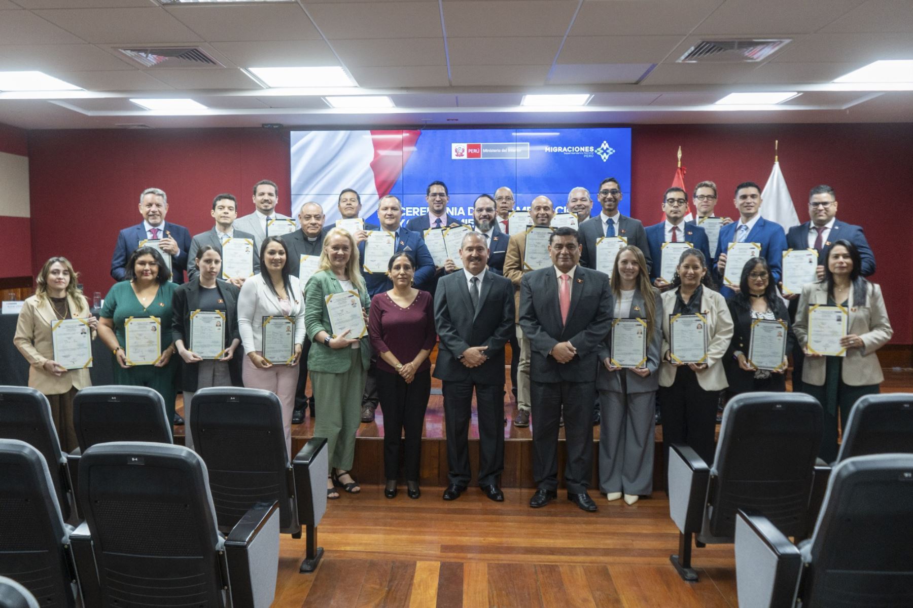 Perú otorga nacionalidad a 25 ciudadanos nacidos fuera del país