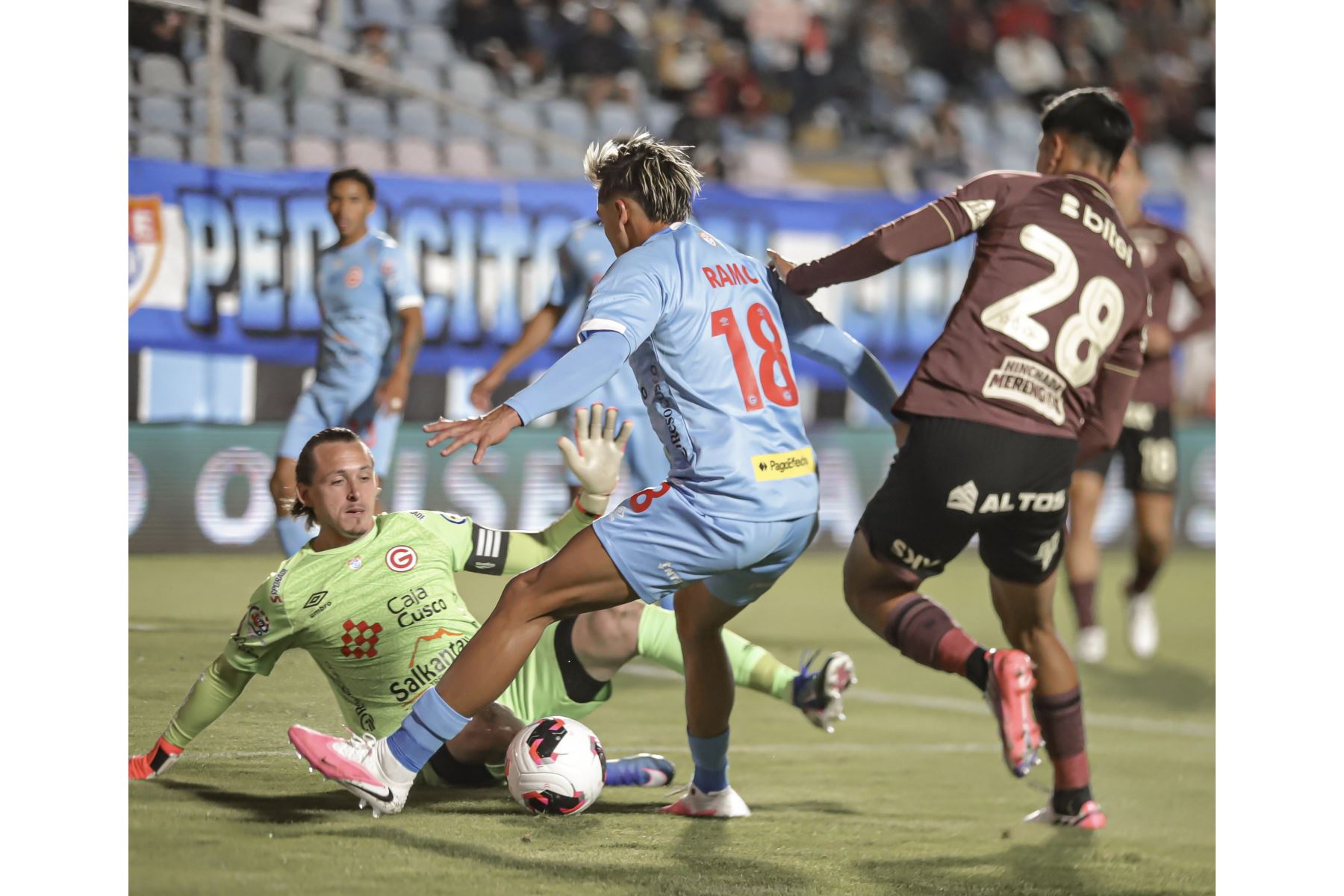 Deportivo Garcilaso goleó 4-0 a Universitario en el Cusco por el Torneo Clausura y dio el golpe de la fecha. Con este resultado, el cuadro cusqueño se convirtió en el nuevo líder del campeonato, desplazando a los cremas de la punta. Foto: Liga 1