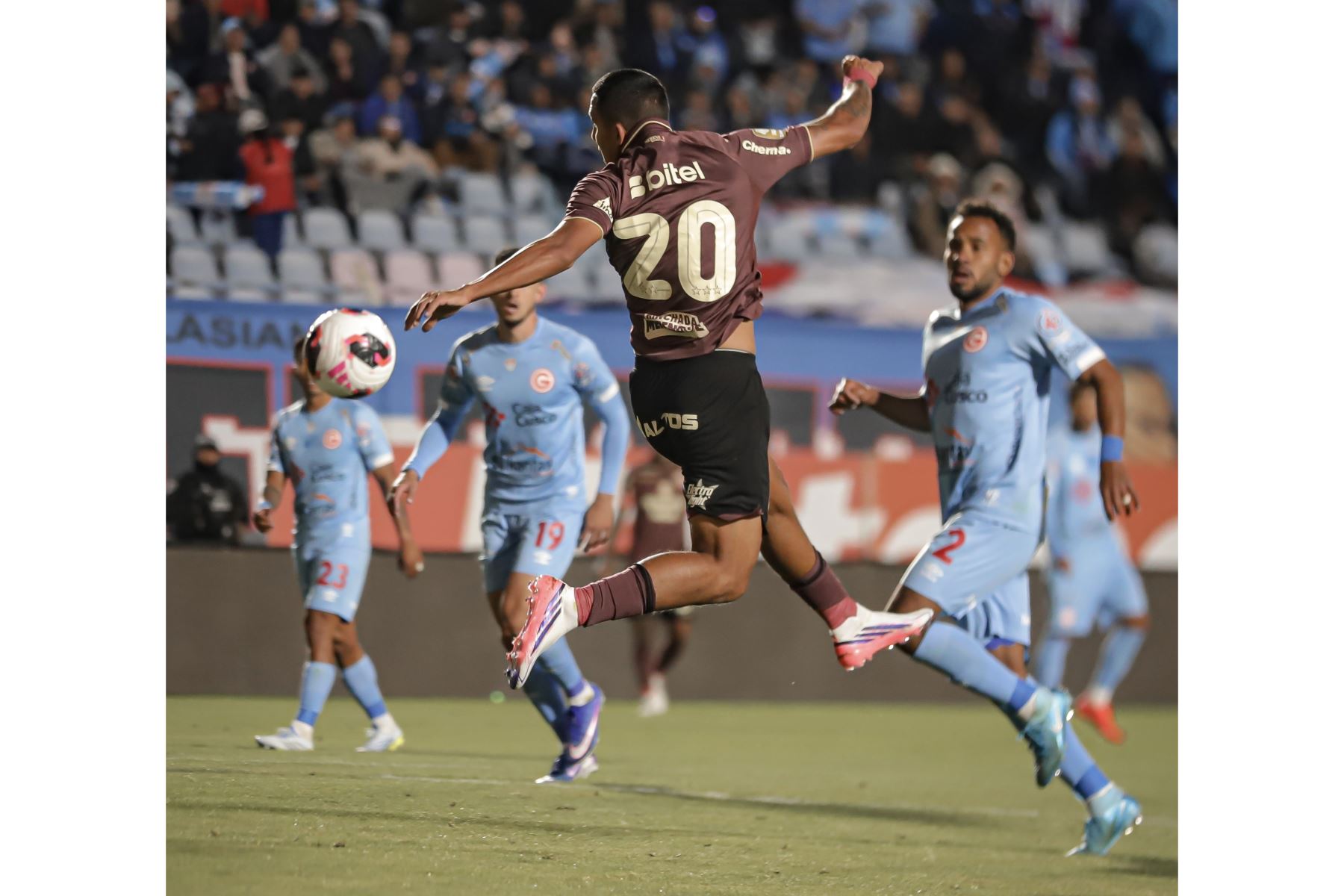 Deportivo Garcilaso goleó 4-0 a Universitario en el Cusco por el Torneo Clausura y dio el golpe de la fecha. Con este resultado, el cuadro cusqueño se convirtió en el nuevo líder del campeonato, desplazando a los cremas de la punta. Foto: Liga 1