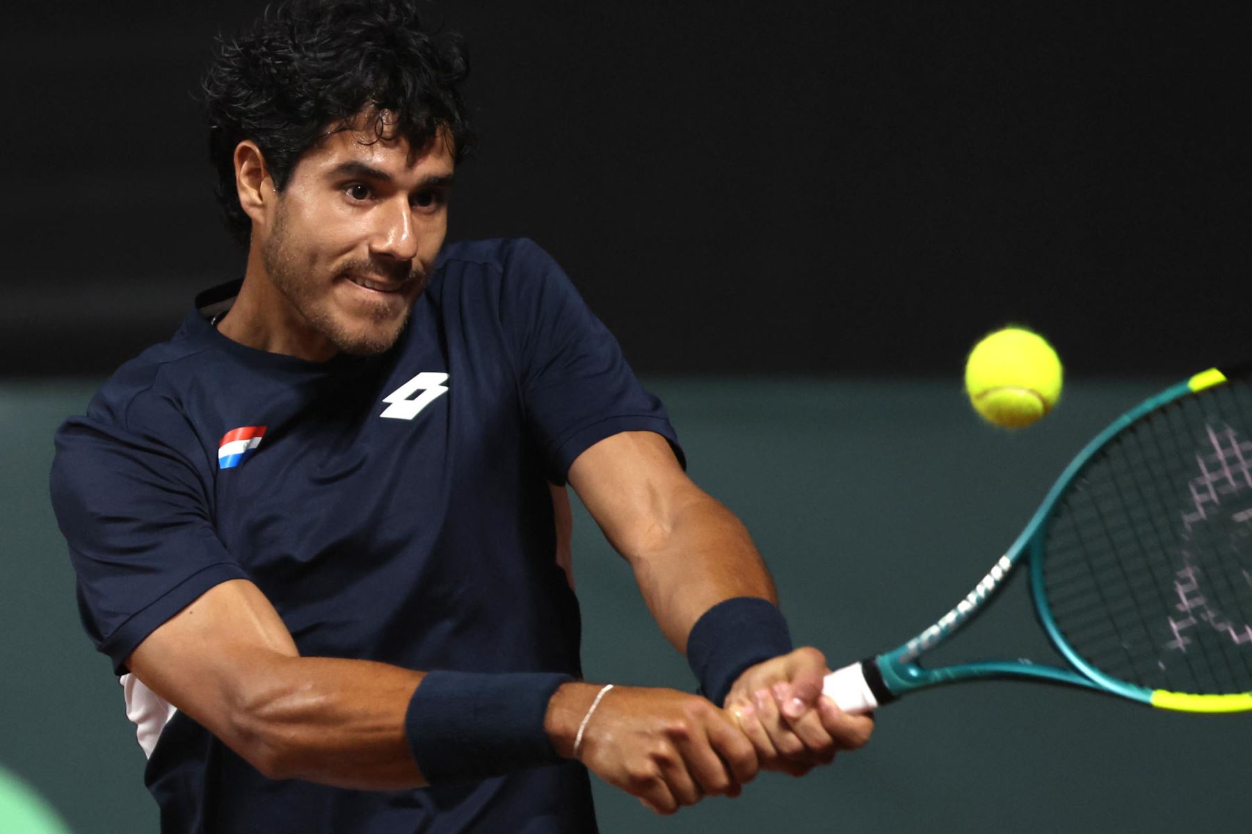 Daniel Vallejo de Paraguay devuelve un bola ante Juan Pablo Varillas de Perú este viernes, en un partido de la Copa Davis en el Jockey Club en Lima (Perú) Foto: EFE