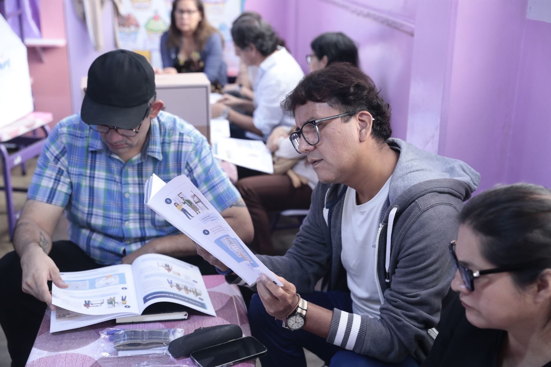 A solo 2 semanas de realizarse las Elecciones Regionales y Municipales 2026 a nivel nacional, la ONPE capacitó a los miembros de mesa titulares y suplentes seleccionados para estos comicios. En Lima, la capacitación se realizó en diversos centros educativos, como por ejemplo la I.E. Teresa González de Fanning de Jesús María. Foto: ANDINA/Daniel Bracamonte