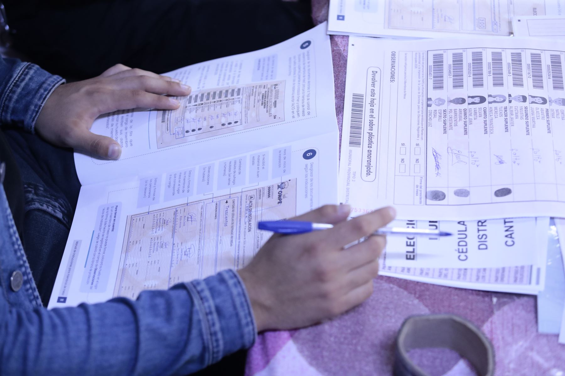 A solo 2 semanas de realizarse las Elecciones Regionales y Municipales 2026 a nivel nacional, la ONPE capacitó a los miembros de mesa titulares y suplentes seleccionados para estos comicios. En Lima, la capacitación se realizó en diversos centros educativos, como por ejemplo la I.E. Teresa González de Fanning de Jesús María. Foto: ANDINA/Daniel Bracamonte