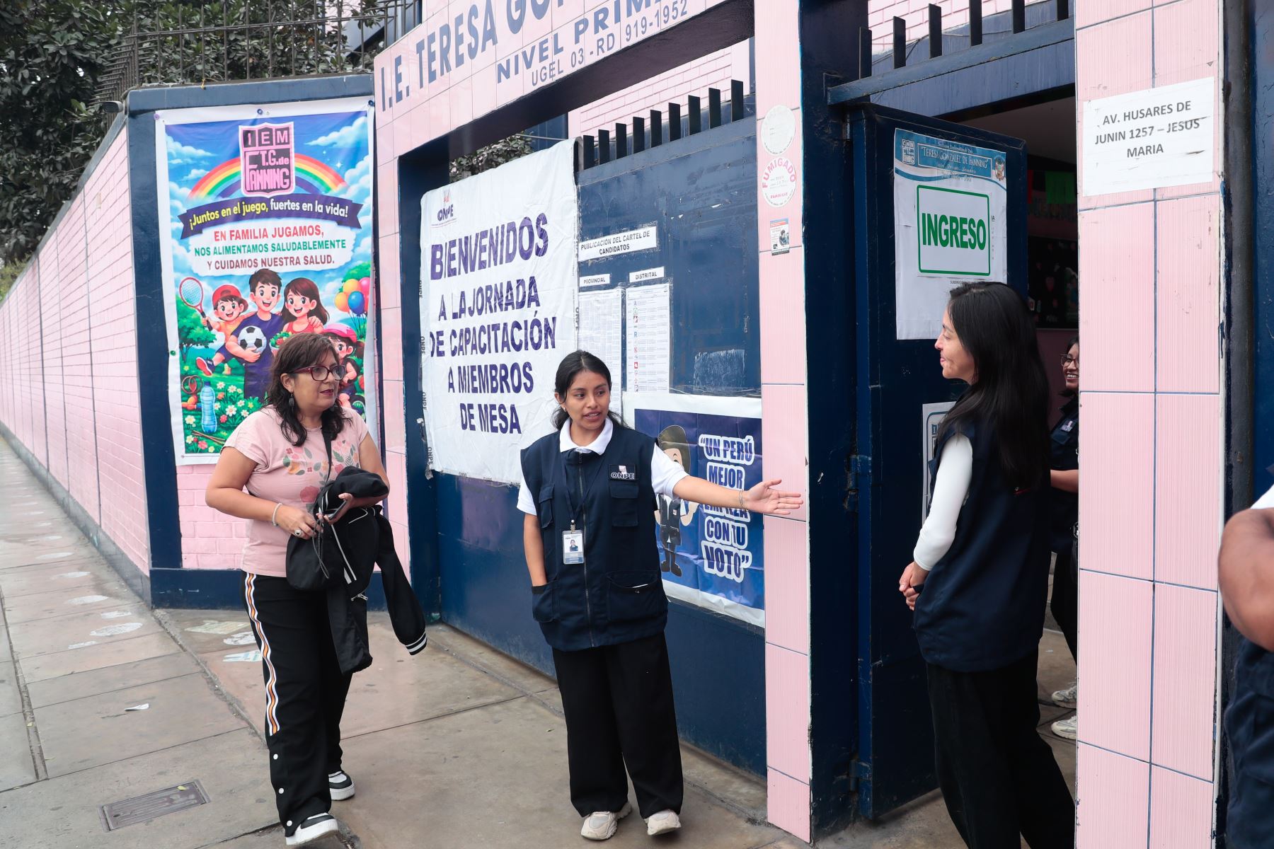 A solo 2 semanas de realizarse las Elecciones Regionales y Municipales 2026 a nivel nacional, la ONPE capacitó a los miembros de mesa titulares y suplentes seleccionados para estos comicios. En Lima, la capacitación se realizó en diversos centros educativos, como por ejemplo la I.E. Teresa González de Fanning de Jesús María. Foto: ANDINA/Daniel Bracamonte