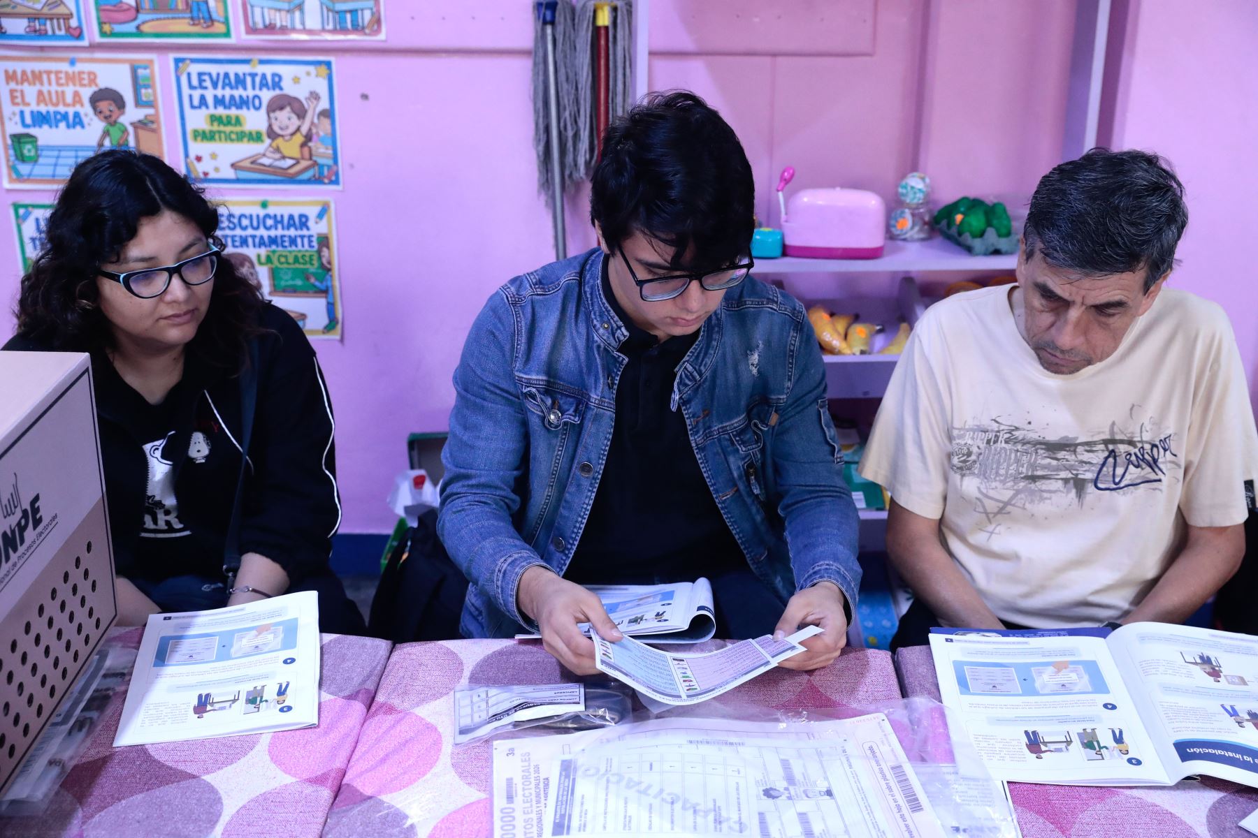 A solo 2 semanas de realizarse las Elecciones Regionales y Municipales 2026 a nivel nacional, la ONPE capacitó a los miembros de mesa titulares y suplentes seleccionados para estos comicios. En Lima, la capacitación se realizó en diversos centros educativos, como por ejemplo la I.E. Teresa González de Fanning de Jesús María. Foto: ANDINA/Daniel Bracamonte