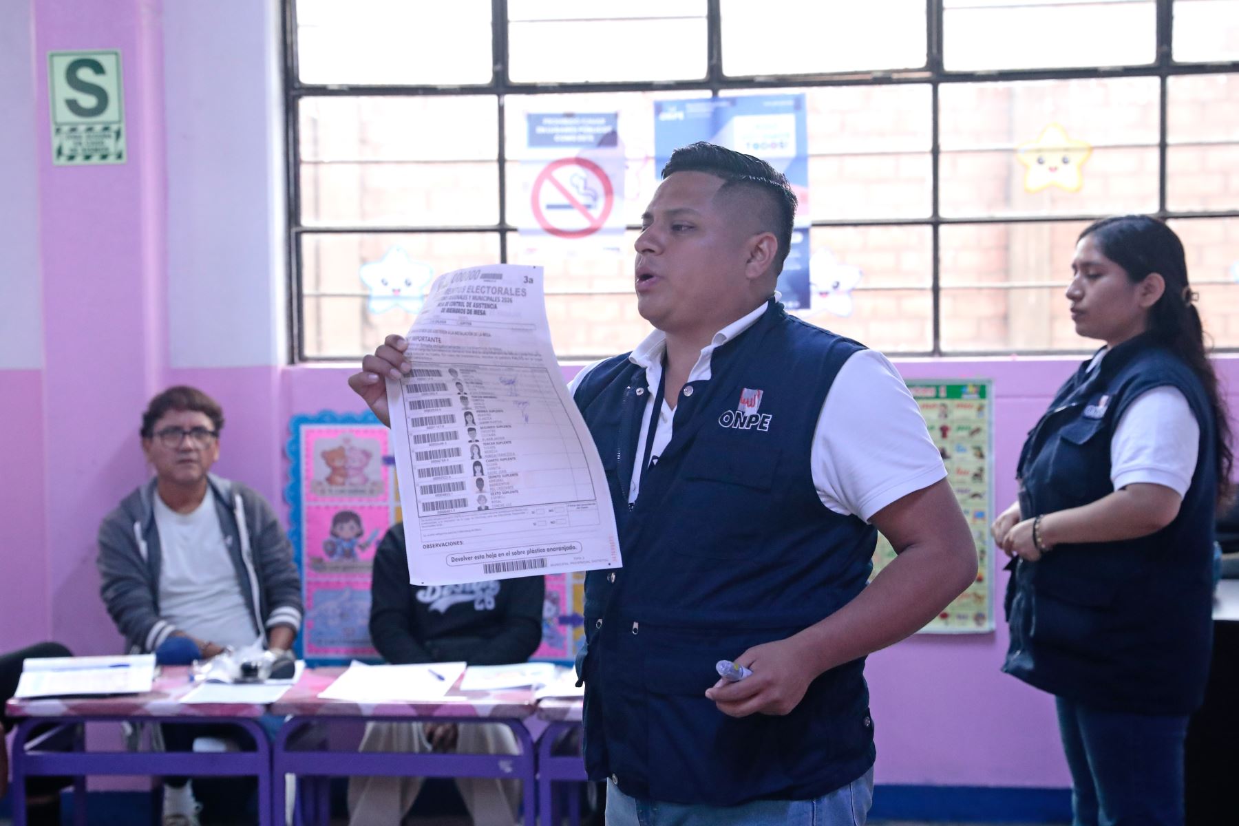 A solo 2 semanas de realizarse las Elecciones Regionales y Municipales 2026 a nivel nacional, la ONPE capacitó a los miembros de mesa titulares y suplentes seleccionados para estos comicios. En Lima, la capacitación se realizó en diversos centros educativos, como por ejemplo la I.E. Teresa González de Fanning de Jesús María. Foto: ANDINA/Daniel Bracamonte