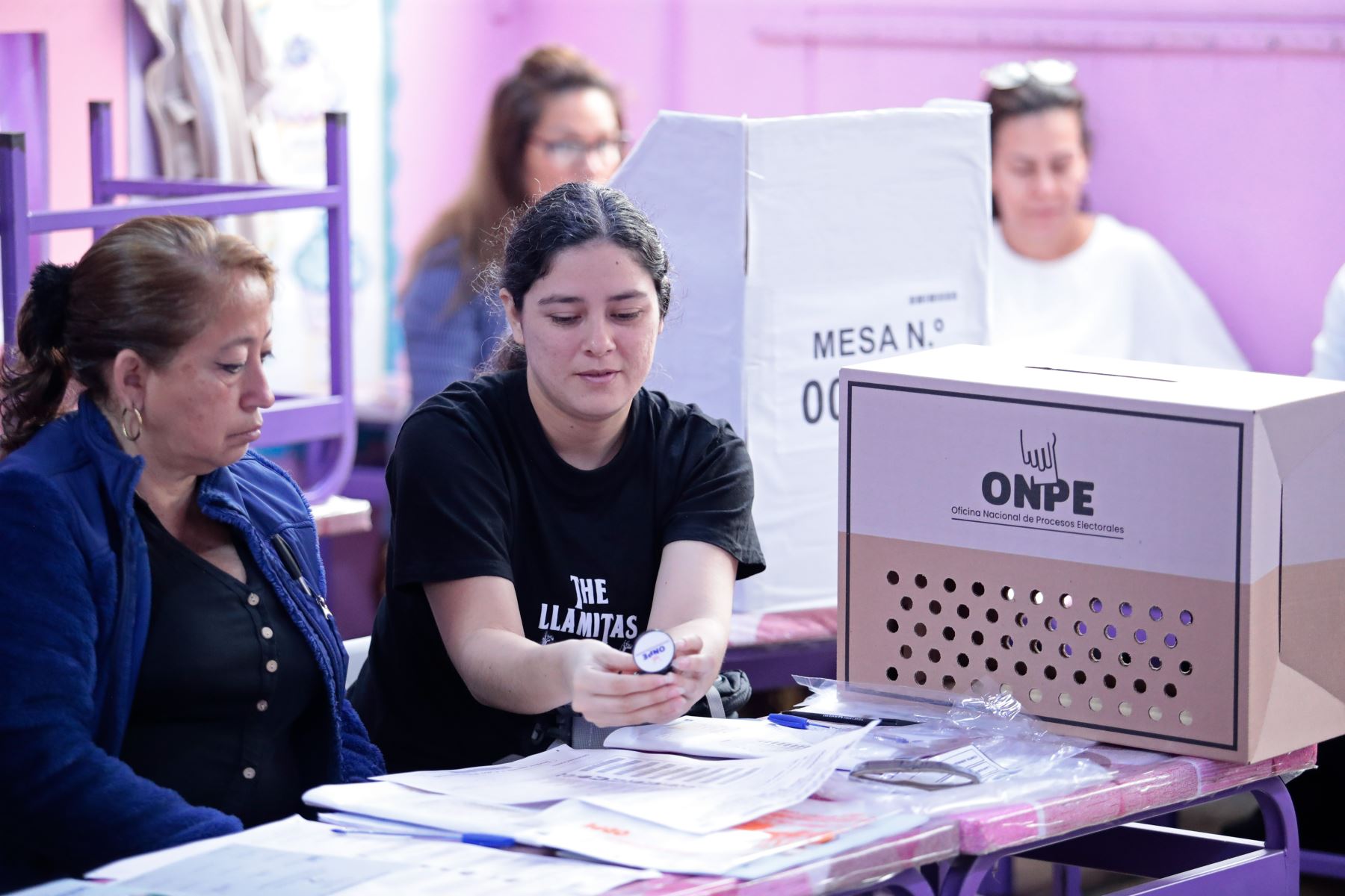 A solo 2 semanas de realizarse las Elecciones Regionales y Municipales 2026 a nivel nacional, la ONPE capacitó a los miembros de mesa titulares y suplentes seleccionados para estos comicios. En Lima, la capacitación se realizó en diversos centros educativos, como por ejemplo la I.E. Teresa González de Fanning de Jesús María. Foto: ANDINA/Daniel Bracamonte