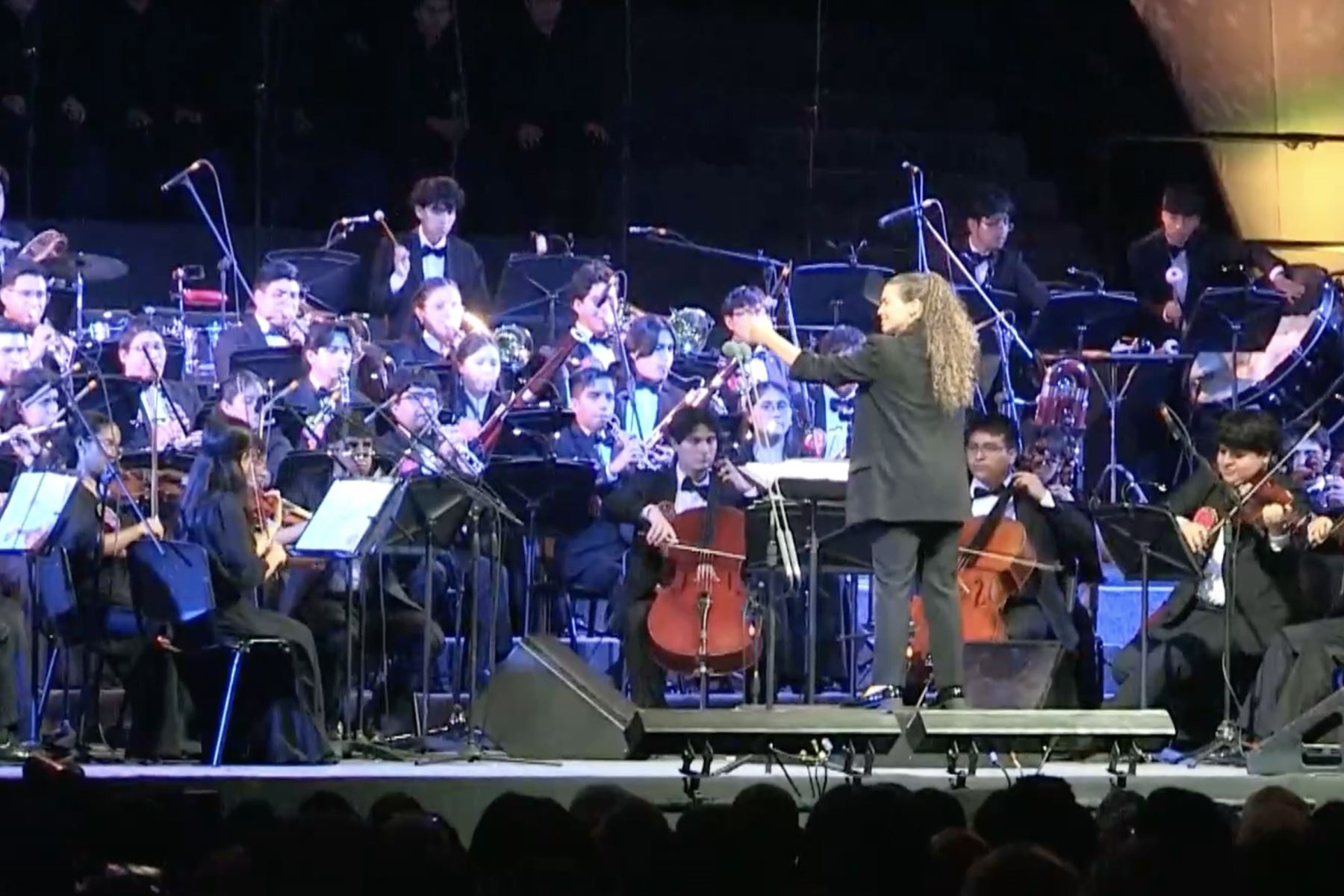 tenor peruano Juan Diego Flórez durante una presentación este sábado en Lima (Perú). Flórez celebro los 15 años de su proyecto social Sinfonía por el Perú, organización sin fines de lucro que preside con el objetivo de transformar vidas y dar nuevas oportunidades de desarrollo a jóvenes de bajos recursos a través de la educación musical y artística. Foto: EFE