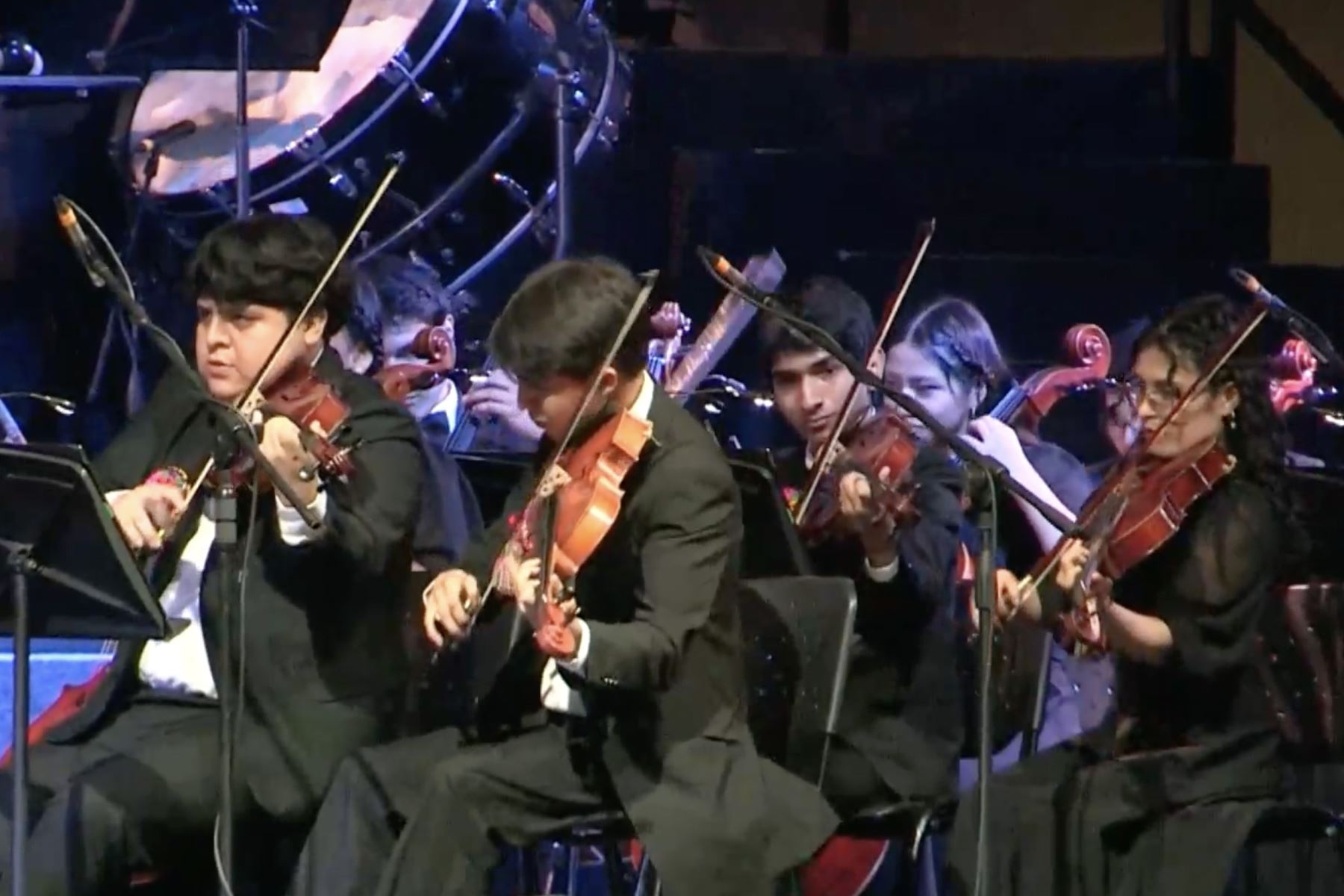 tenor peruano Juan Diego Flórez durante una presentación este sábado en Lima (Perú). Flórez celebro los 15 años de su proyecto social Sinfonía por el Perú, organización sin fines de lucro que preside con el objetivo de transformar vidas y dar nuevas oportunidades de desarrollo a jóvenes de bajos recursos a través de la educación musical y artística. Foto: EFE