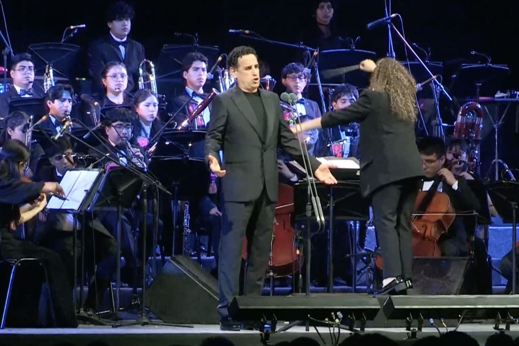 tenor peruano Juan Diego Flórez durante una presentación este sábado en Lima (Perú). Flórez celebro los 15 años de su proyecto social Sinfonía por el Perú, organización sin fines de lucro que preside con el objetivo de transformar vidas y dar nuevas oportunidades de desarrollo a jóvenes de bajos recursos a través de la educación musical y artística. Foto: EFE